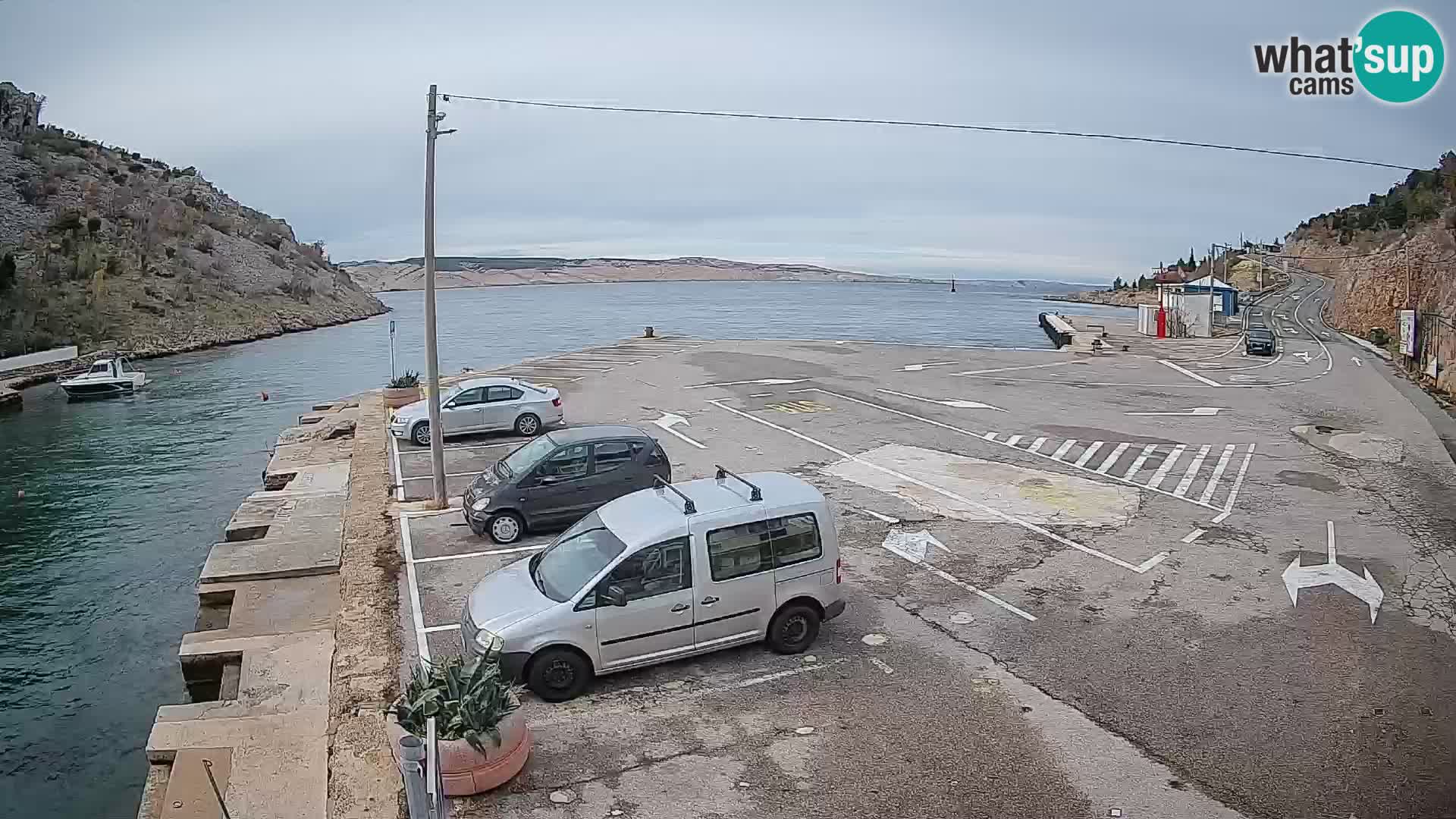 Spletna kamera trajektno pristanišče Prizna – proti otoku Pag