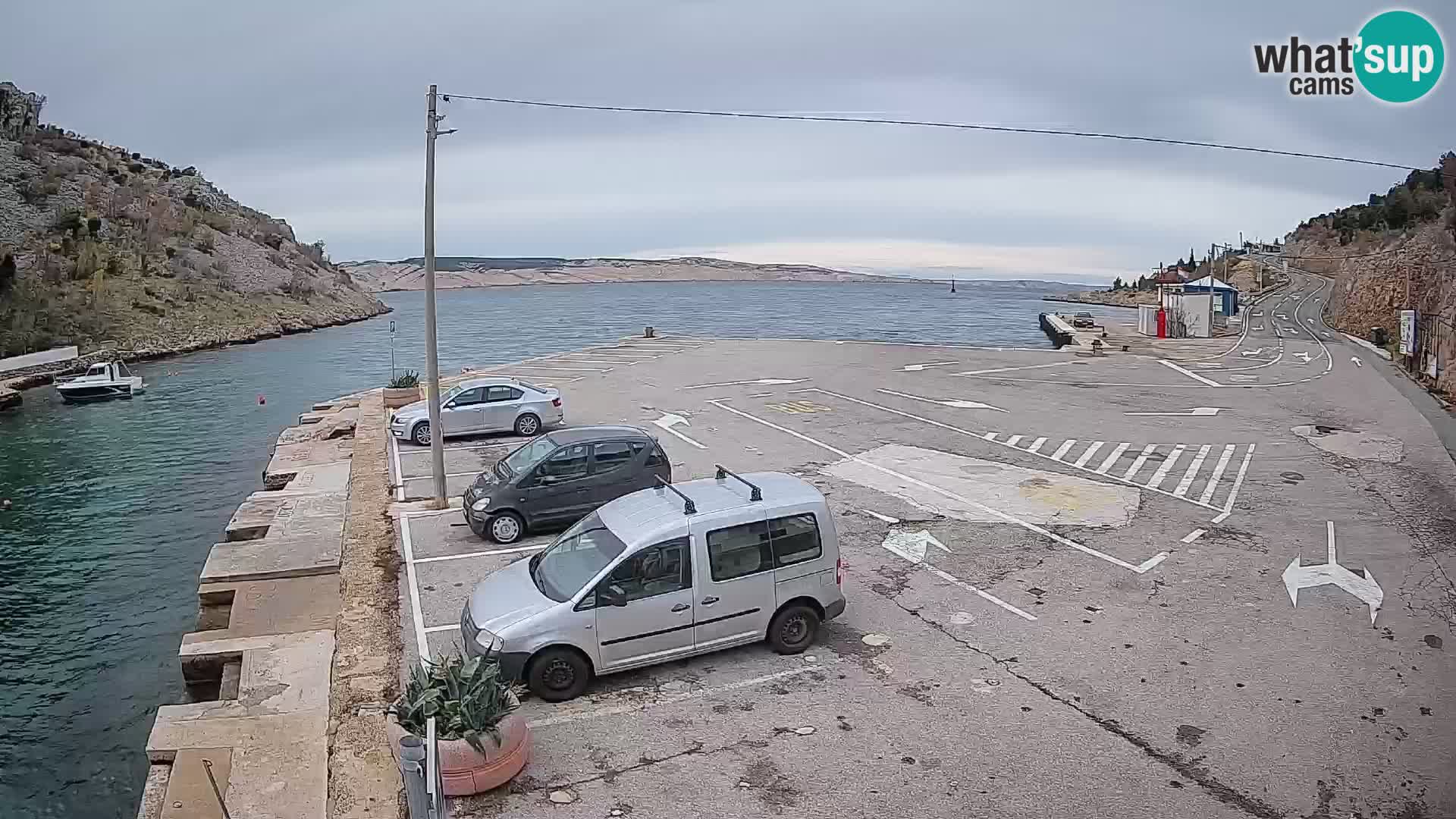 Spletna kamera trajektno pristanišče Prizna – proti otoku Pag