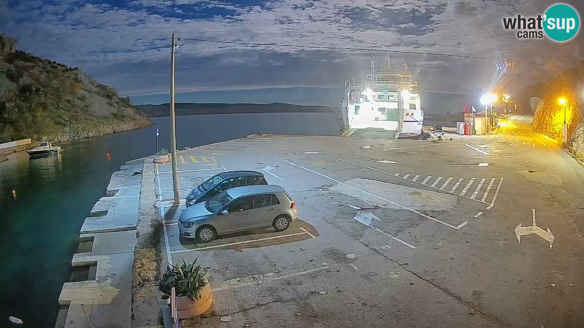 Spletna kamera trajektno pristanišče Prizna – proti otoku Pag