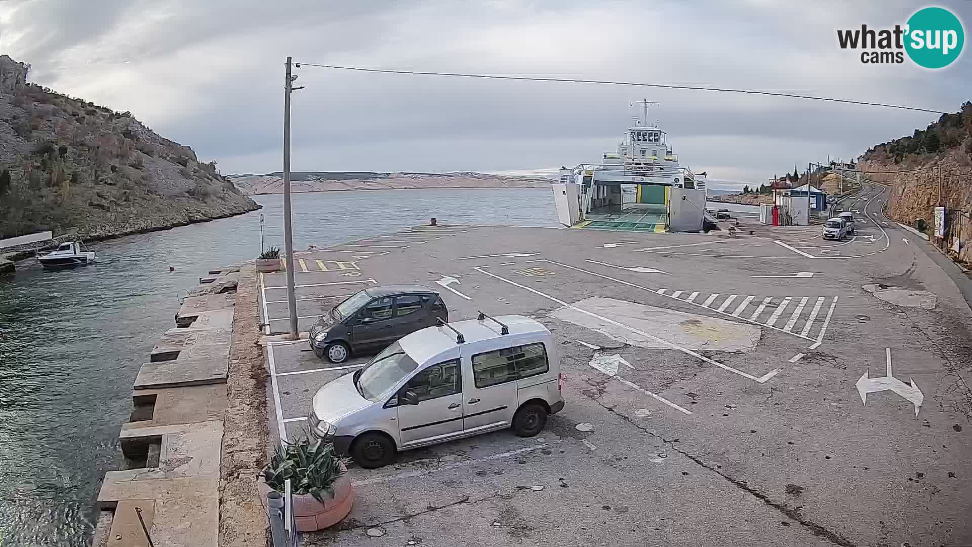 Spletna kamera trajektno pristanišče Prizna – proti otoku Pag