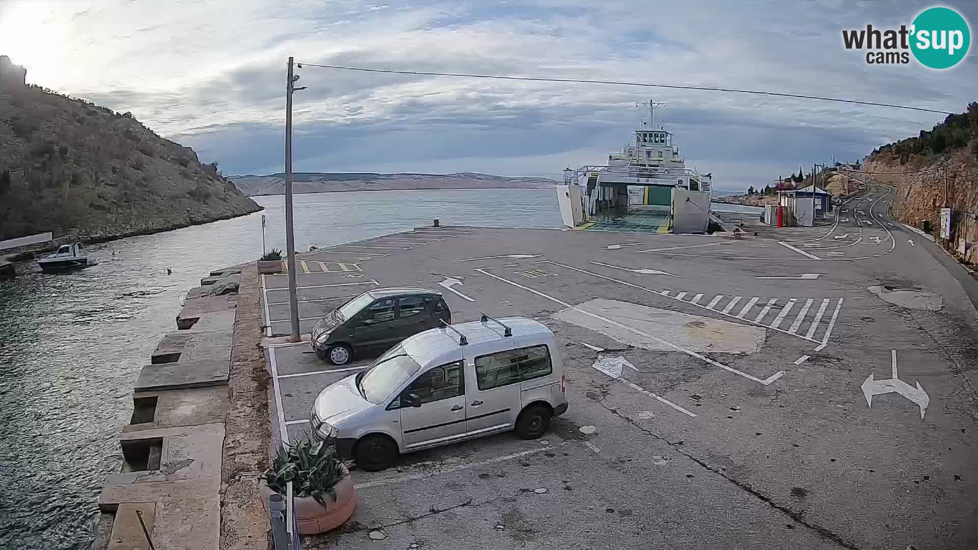 Webcam del puerto de ferris de Prizna – hacia la isla de Pag
