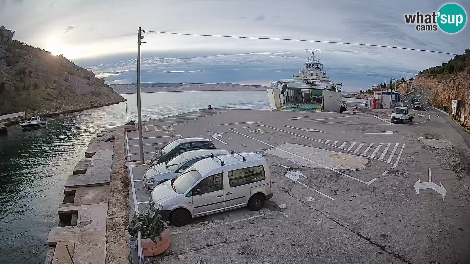 Webcam del puerto de ferris de Prizna – hacia la isla de Pag