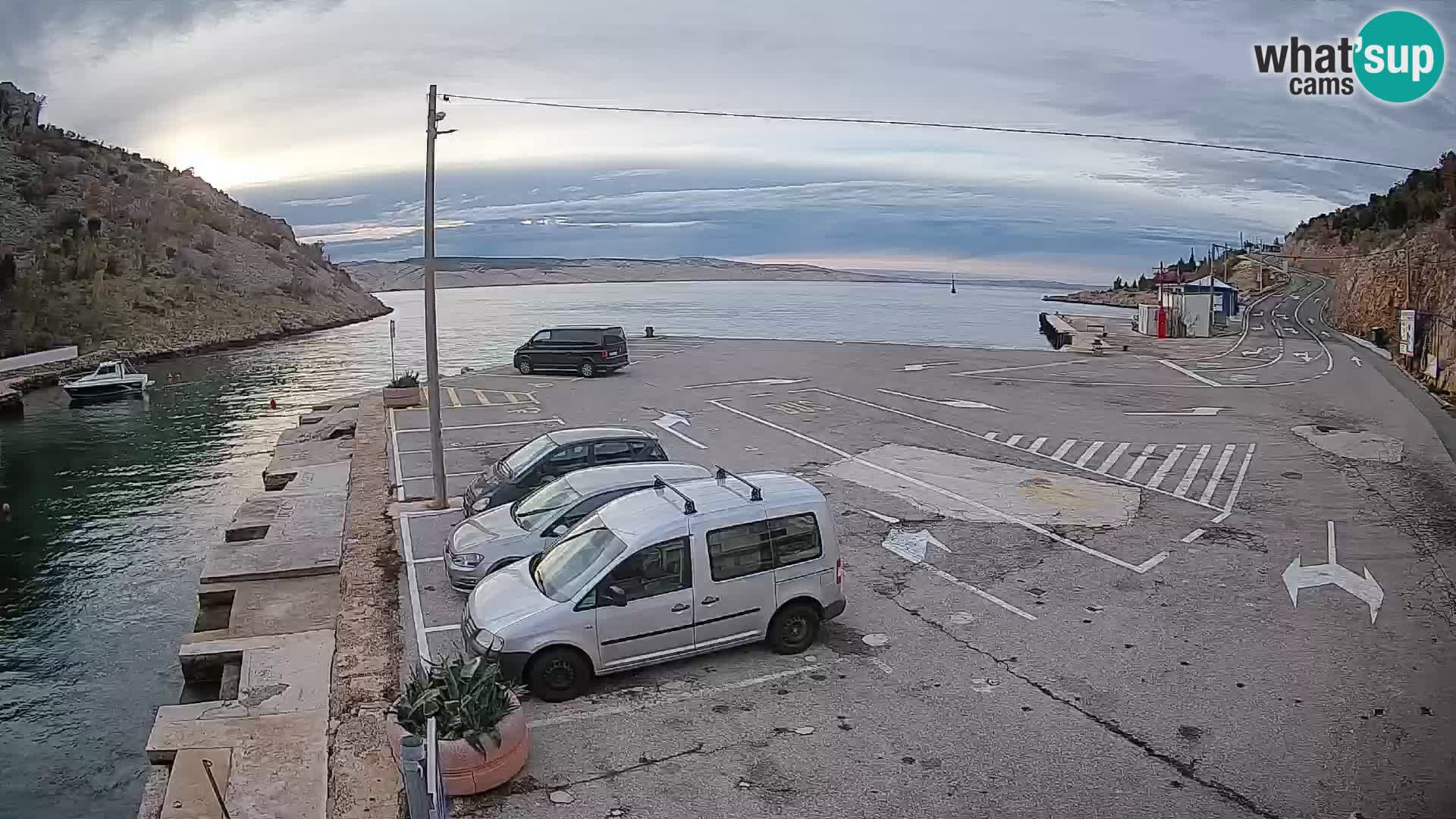 Spletna kamera trajektno pristanišče Prizna – proti otoku Pag