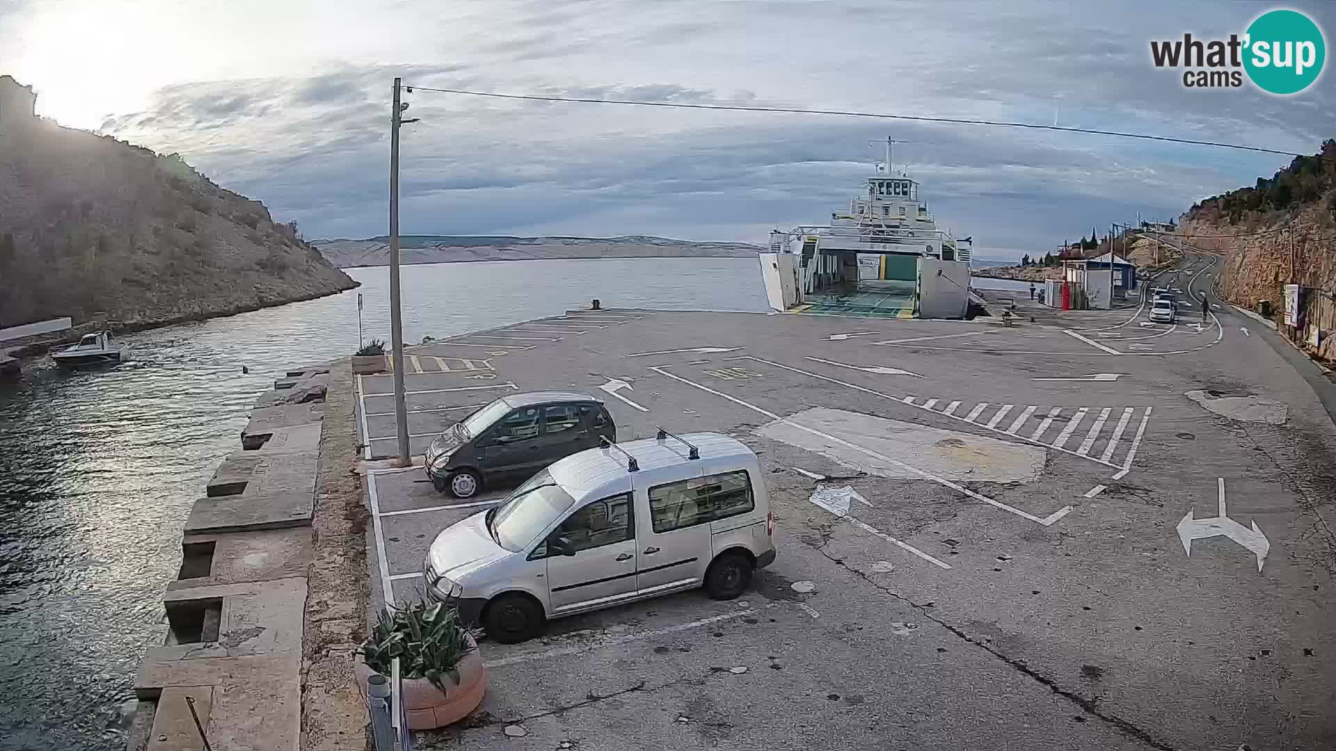 Spletna kamera trajektno pristanišče Prizna – proti otoku Pag