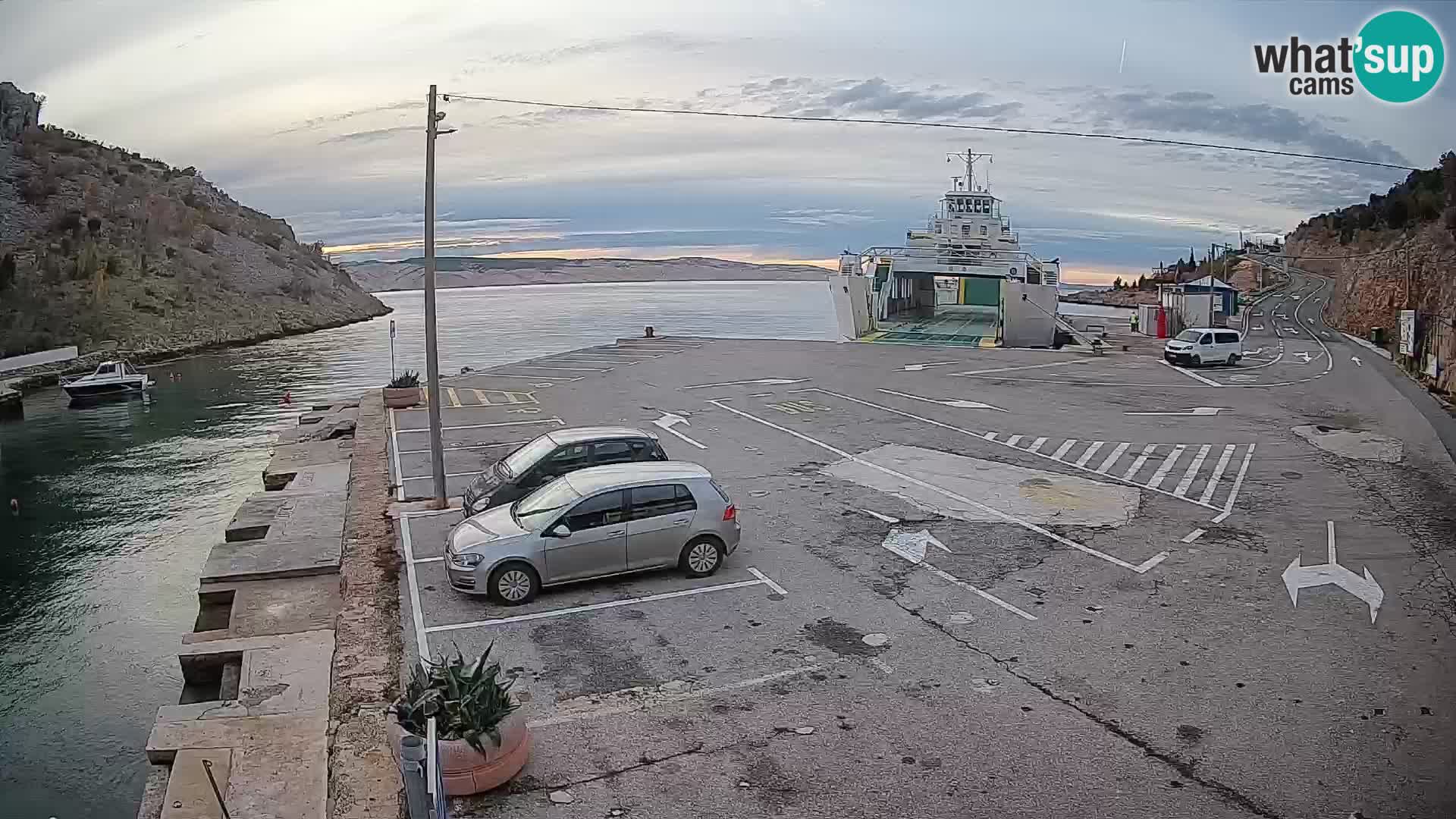 Spletna kamera trajektno pristanišče Prizna – proti otoku Pag