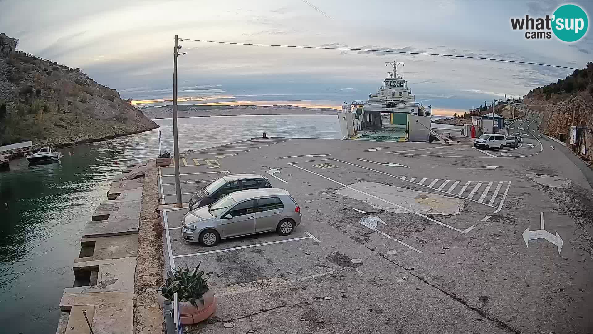 Webcam del puerto de ferris de Prizna – hacia la isla de Pag