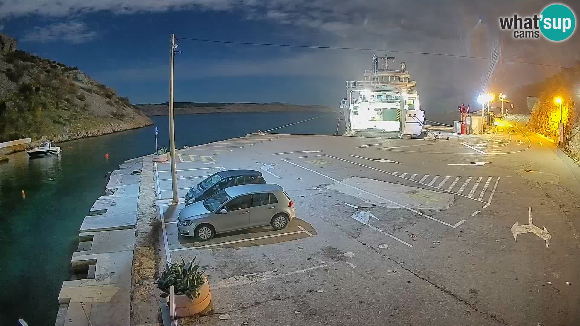 Spletna kamera trajektno pristanišče Prizna – proti otoku Pag