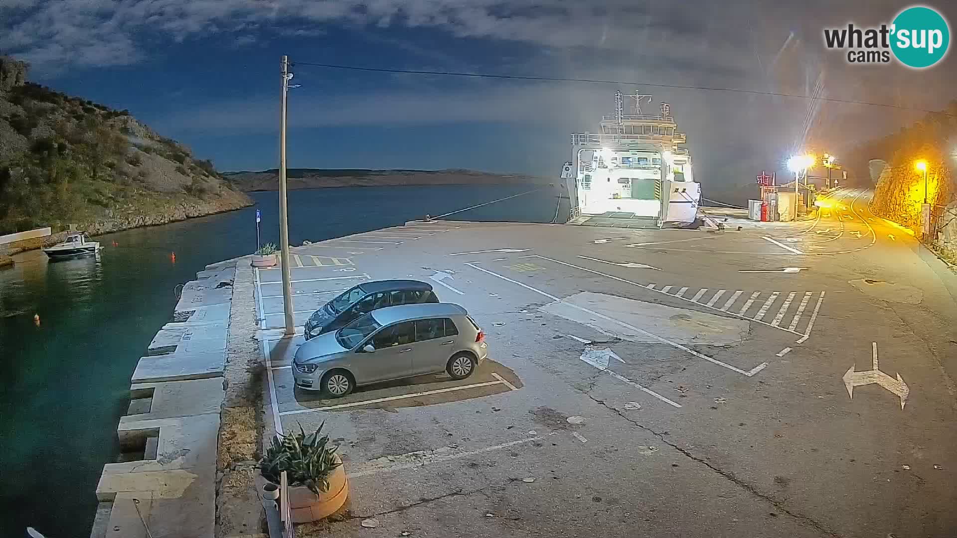 Spletna kamera trajektno pristanišče Prizna – proti otoku Pag