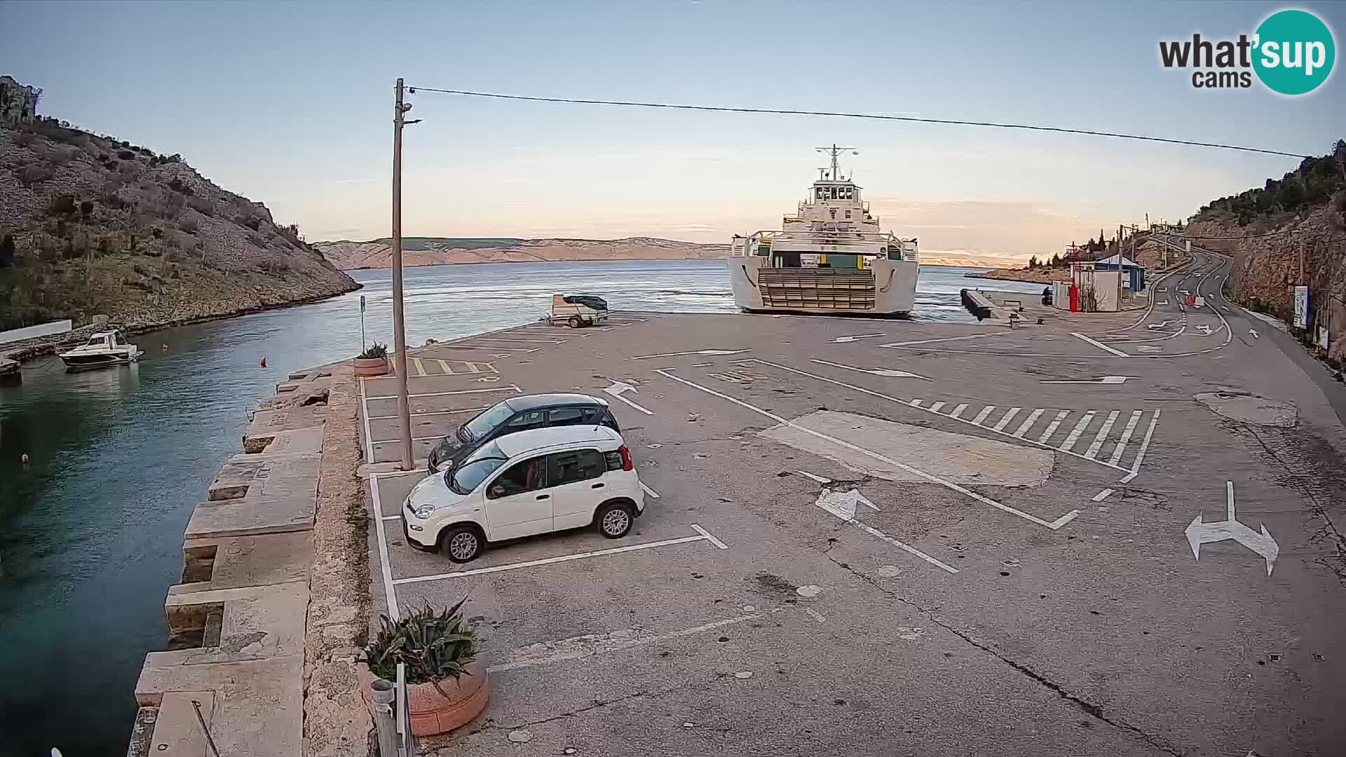 Webcam del puerto de ferris de Prizna – hacia la isla de Pag