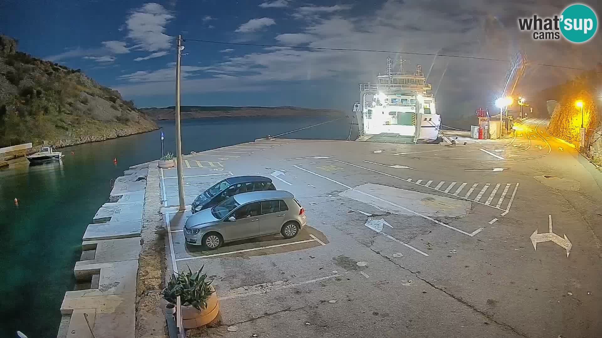 Spletna kamera trajektno pristanišče Prizna – proti otoku Pag