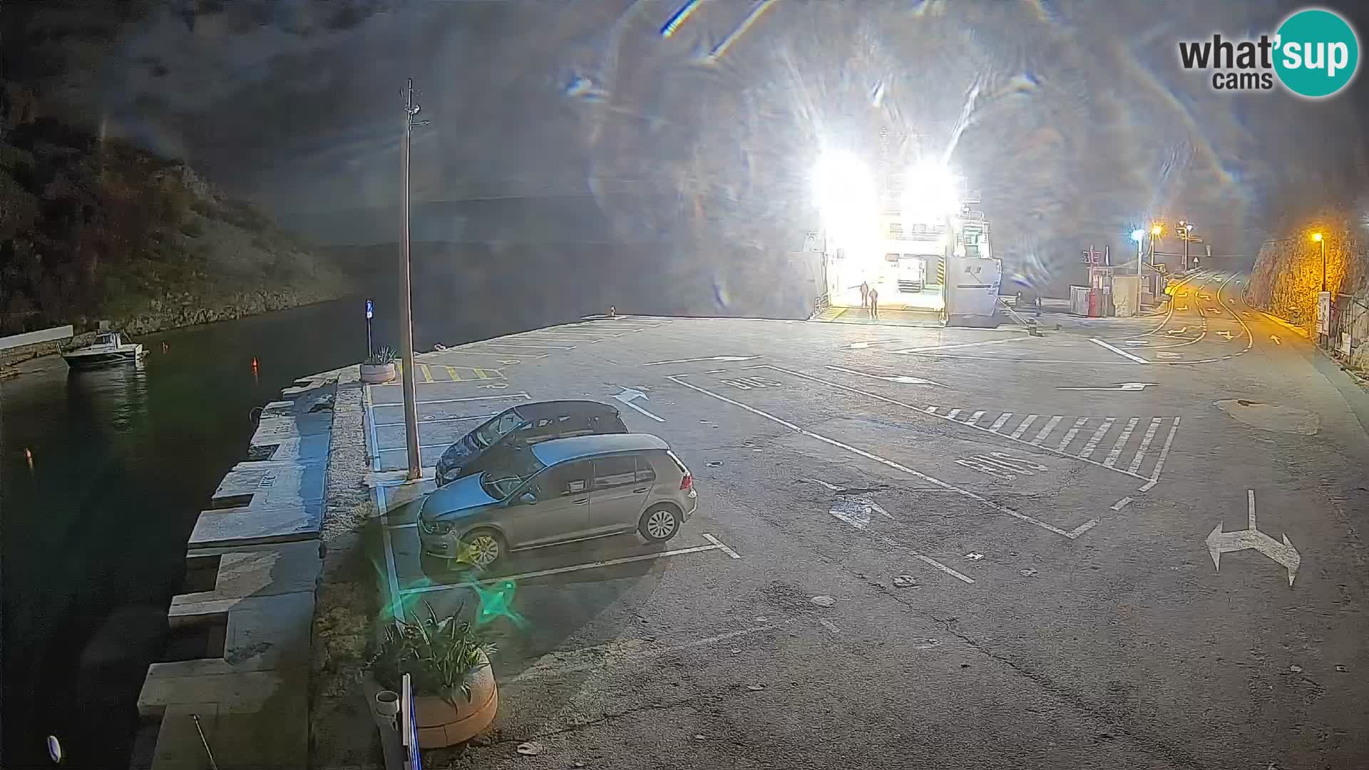 Spletna kamera trajektno pristanišče Prizna – proti otoku Pag