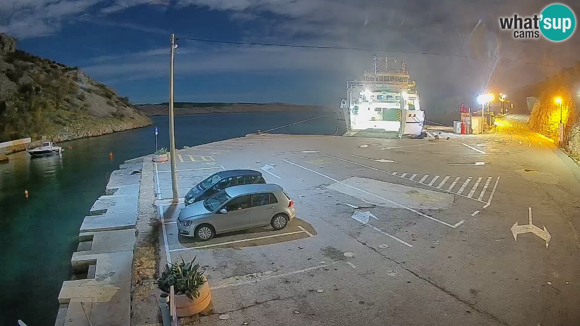 Spletna kamera trajektno pristanišče Prizna – proti otoku Pag