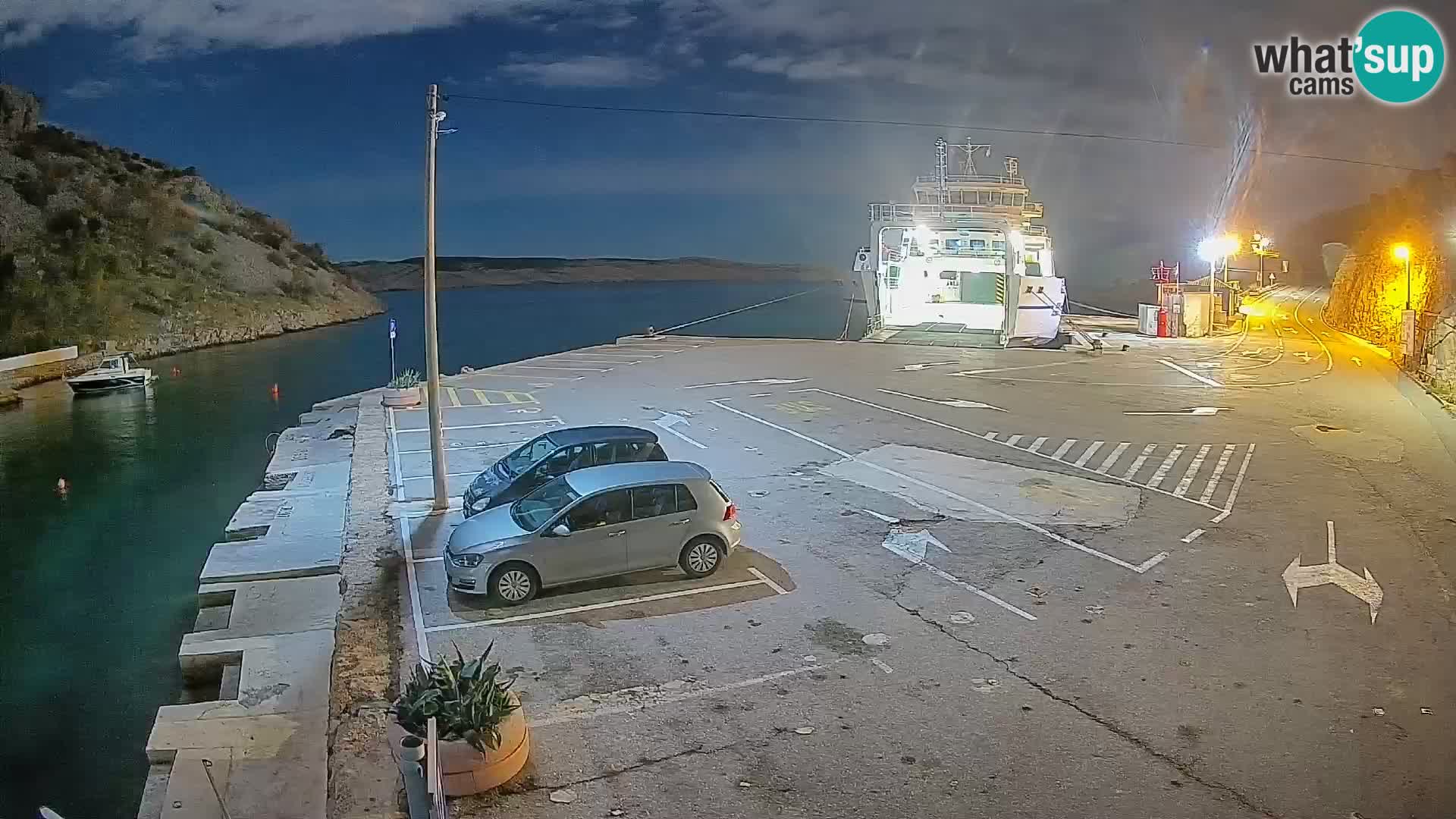 Spletna kamera trajektno pristanišče Prizna – proti otoku Pag