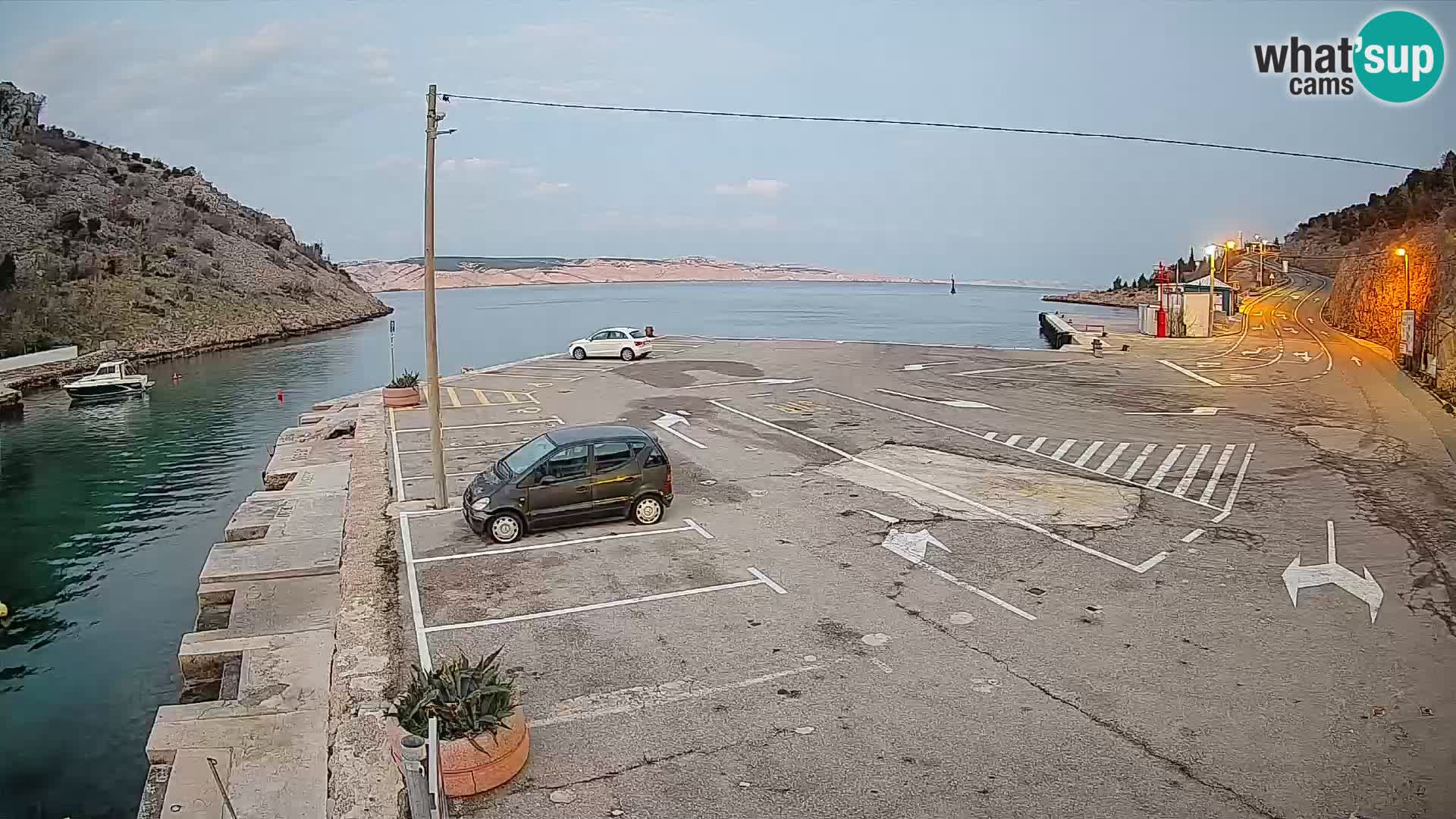 Spletna kamera trajektno pristanišče Prizna – proti otoku Pag