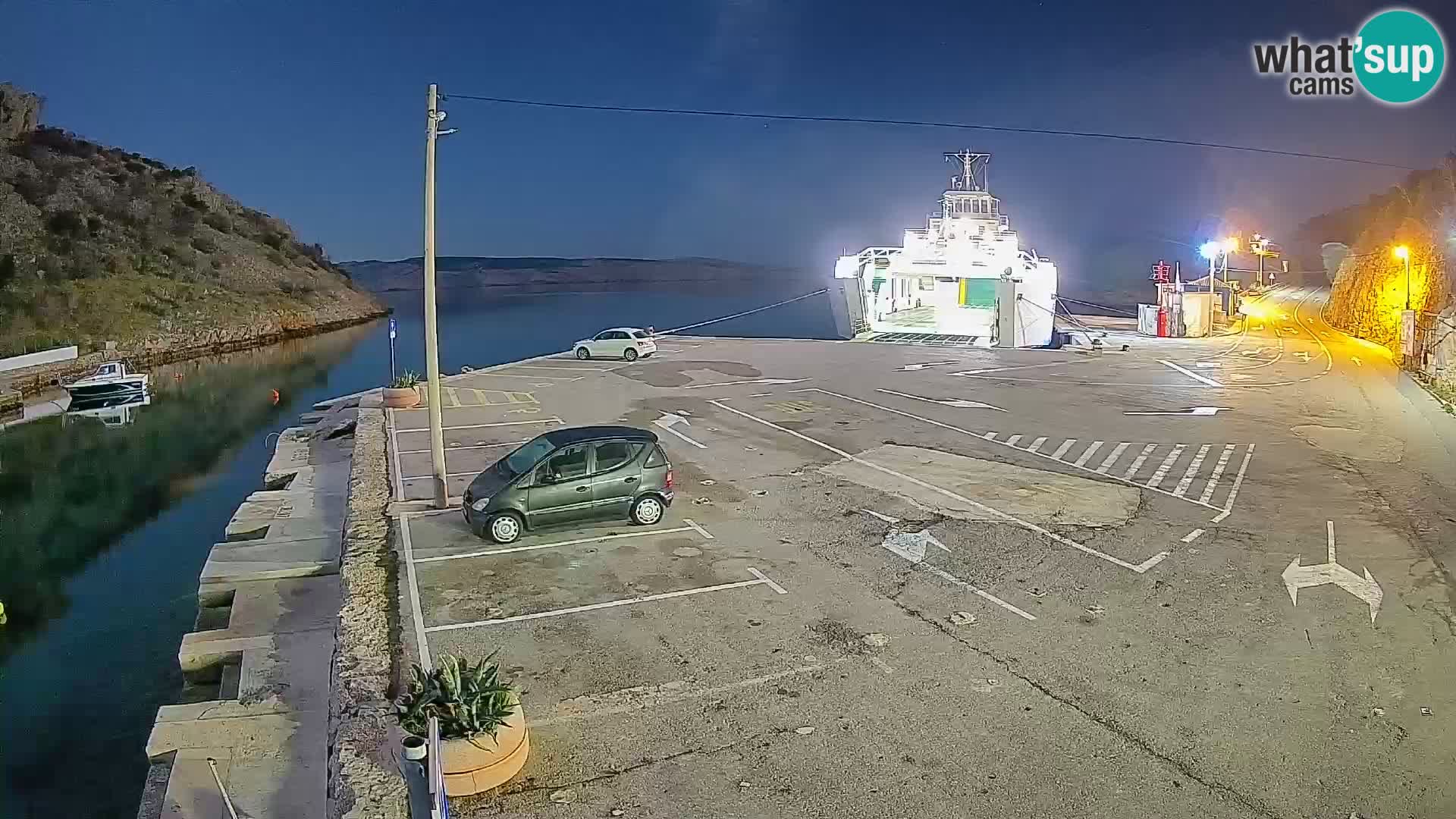 Spletna kamera trajektno pristanišče Prizna – proti otoku Pag