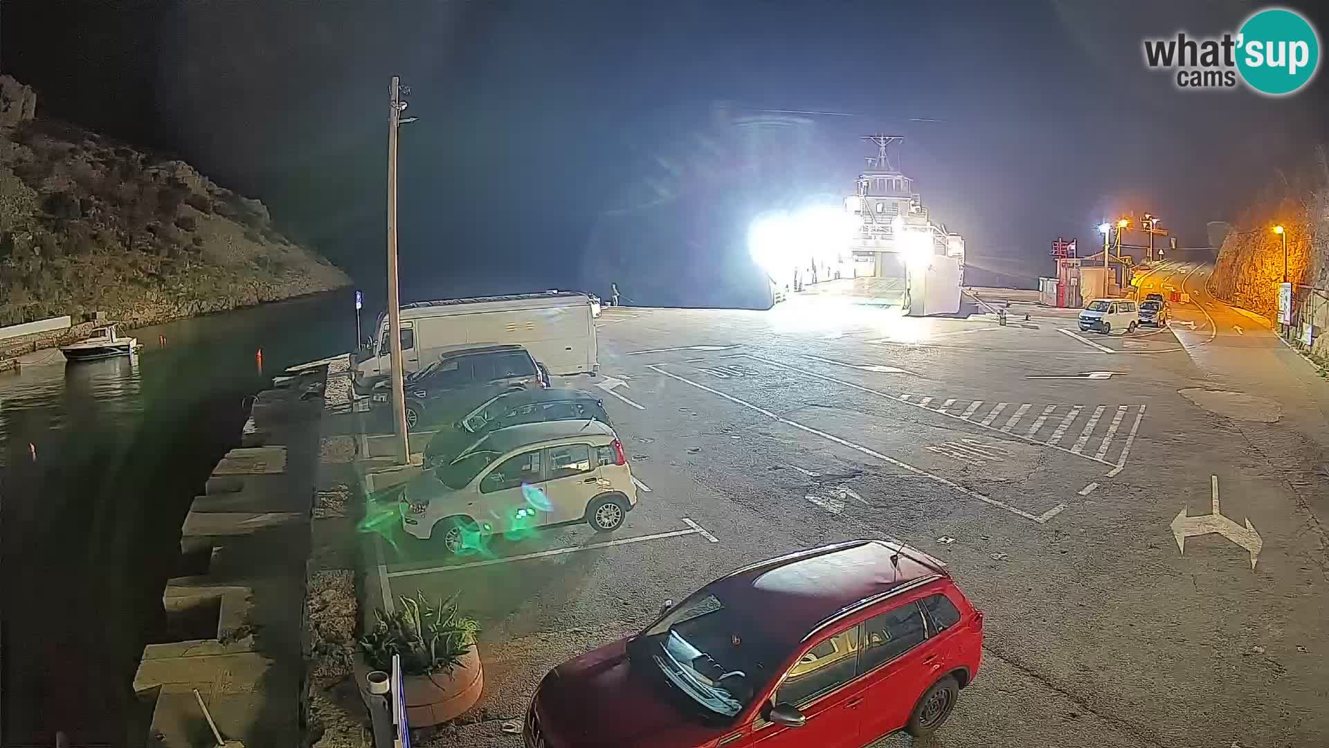 Spletna kamera trajektno pristanišče Prizna – proti otoku Pag