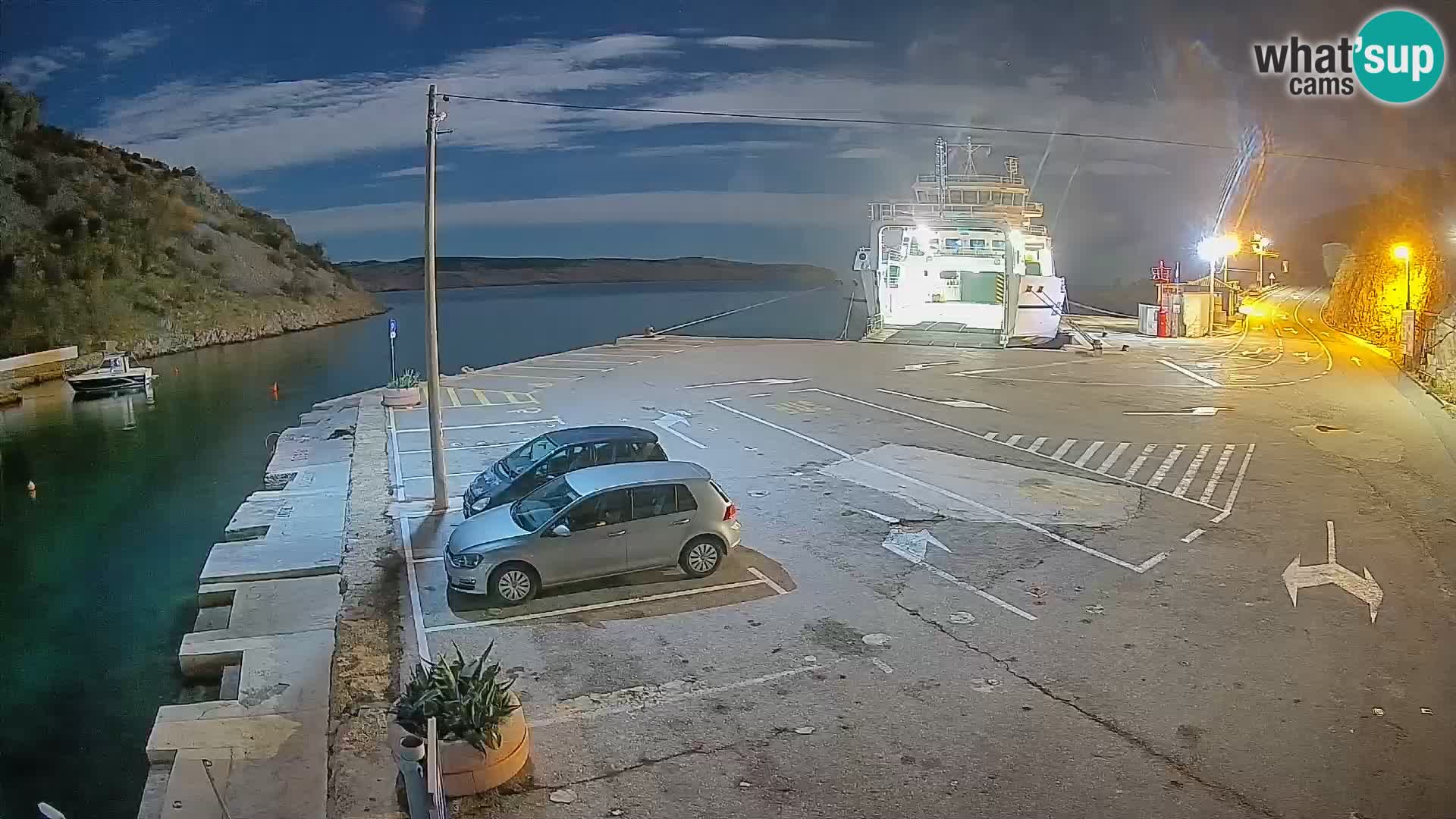 Spletna kamera trajektno pristanišče Prizna – proti otoku Pag