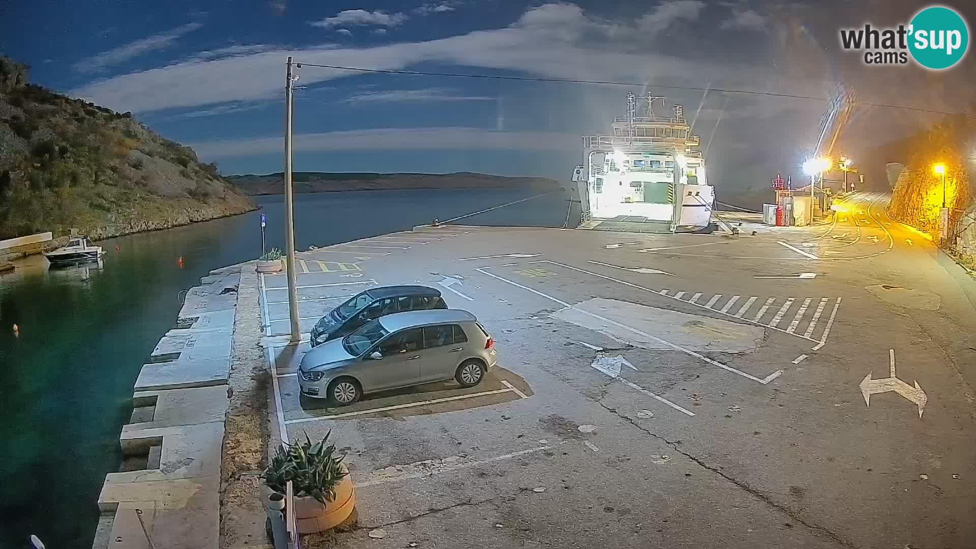 Spletna kamera trajektno pristanišče Prizna – proti otoku Pag