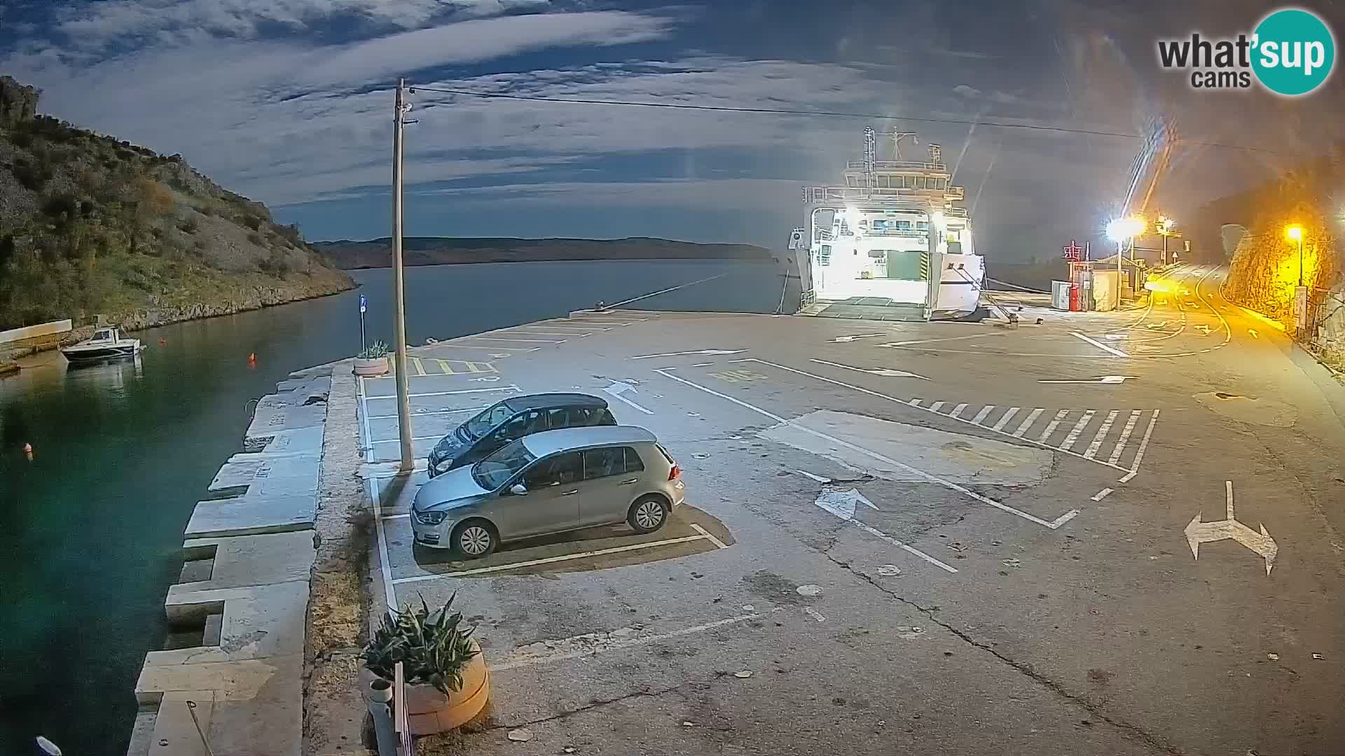 Spletna kamera trajektno pristanišče Prizna – proti otoku Pag