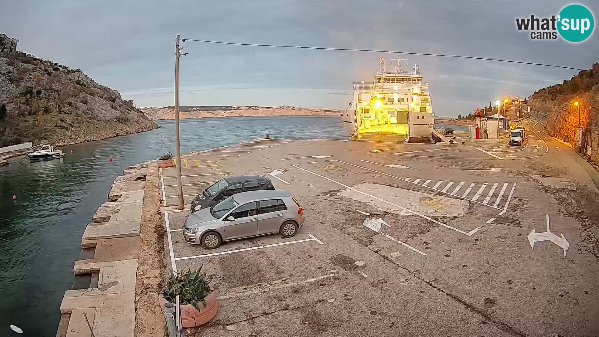 Webcam del puerto de ferris de Prizna – hacia la isla de Pag