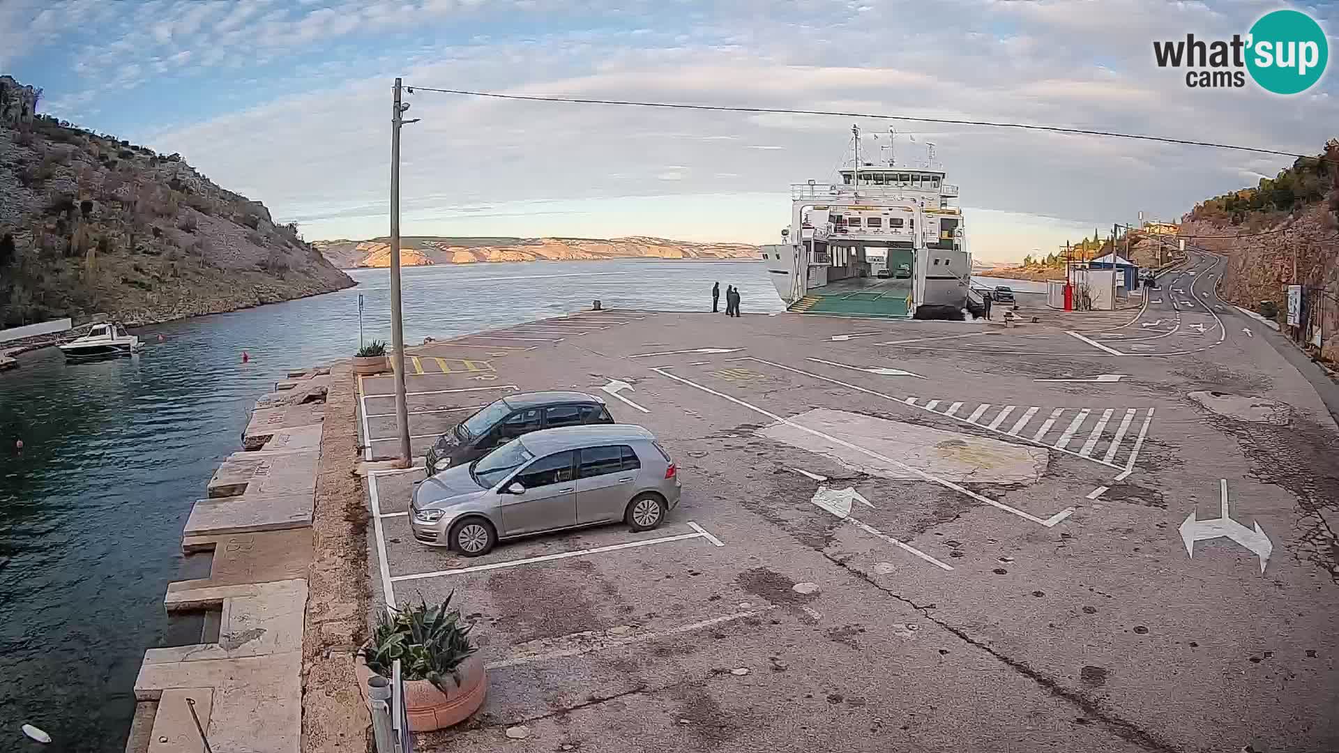 Spletna kamera trajektno pristanišče Prizna – proti otoku Pag