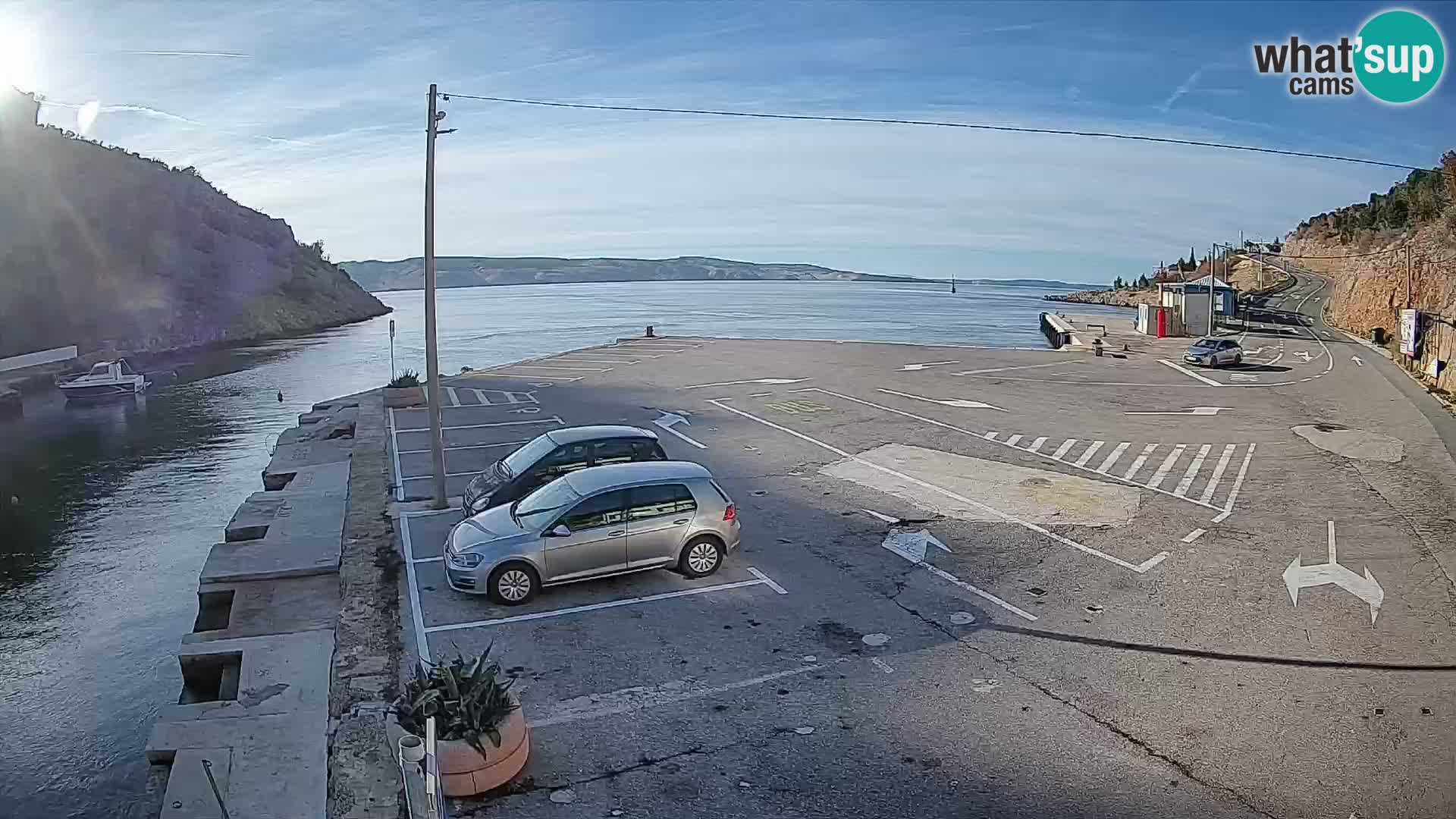 Spletna kamera trajektno pristanišče Prizna – proti otoku Pag