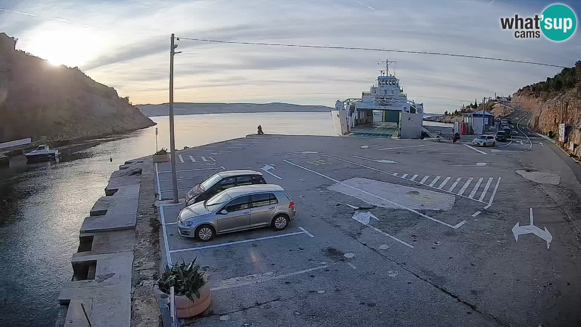 Spletna kamera trajektno pristanišče Prizna – proti otoku Pag