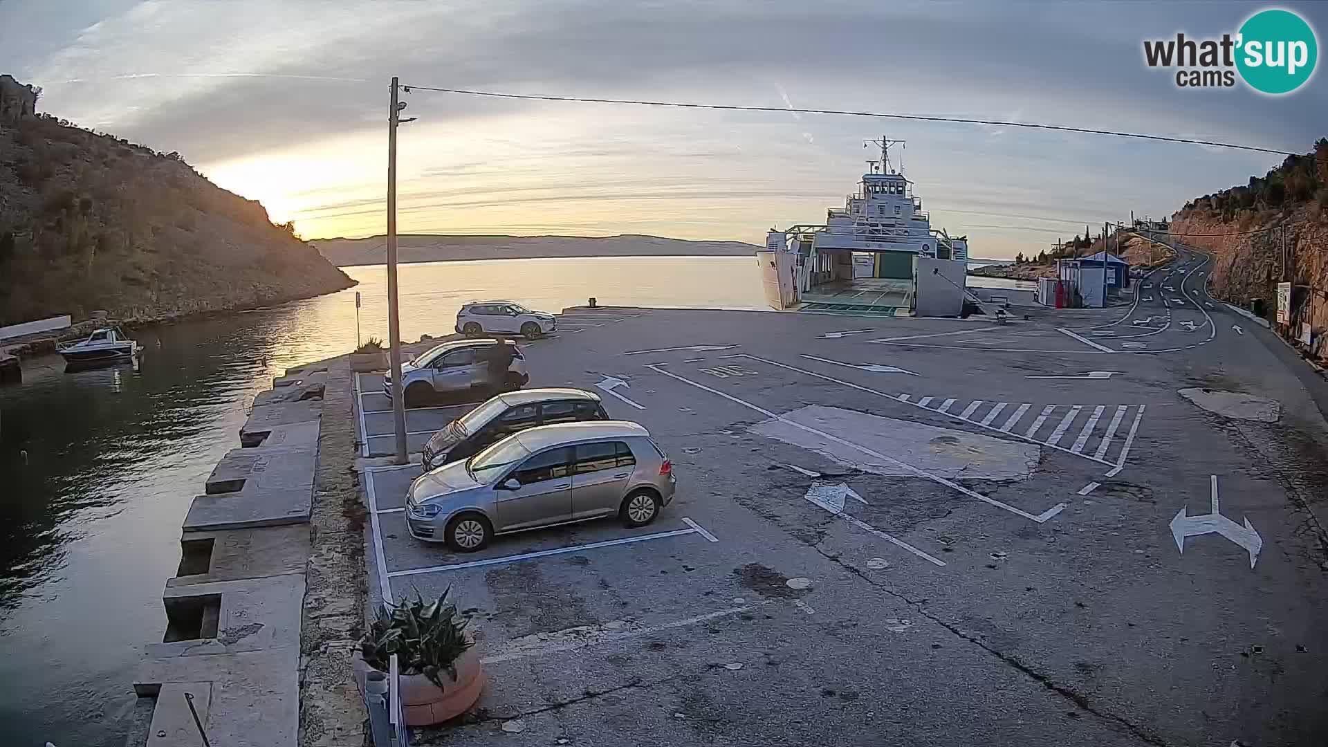 Spletna kamera trajektno pristanišče Prizna – proti otoku Pag