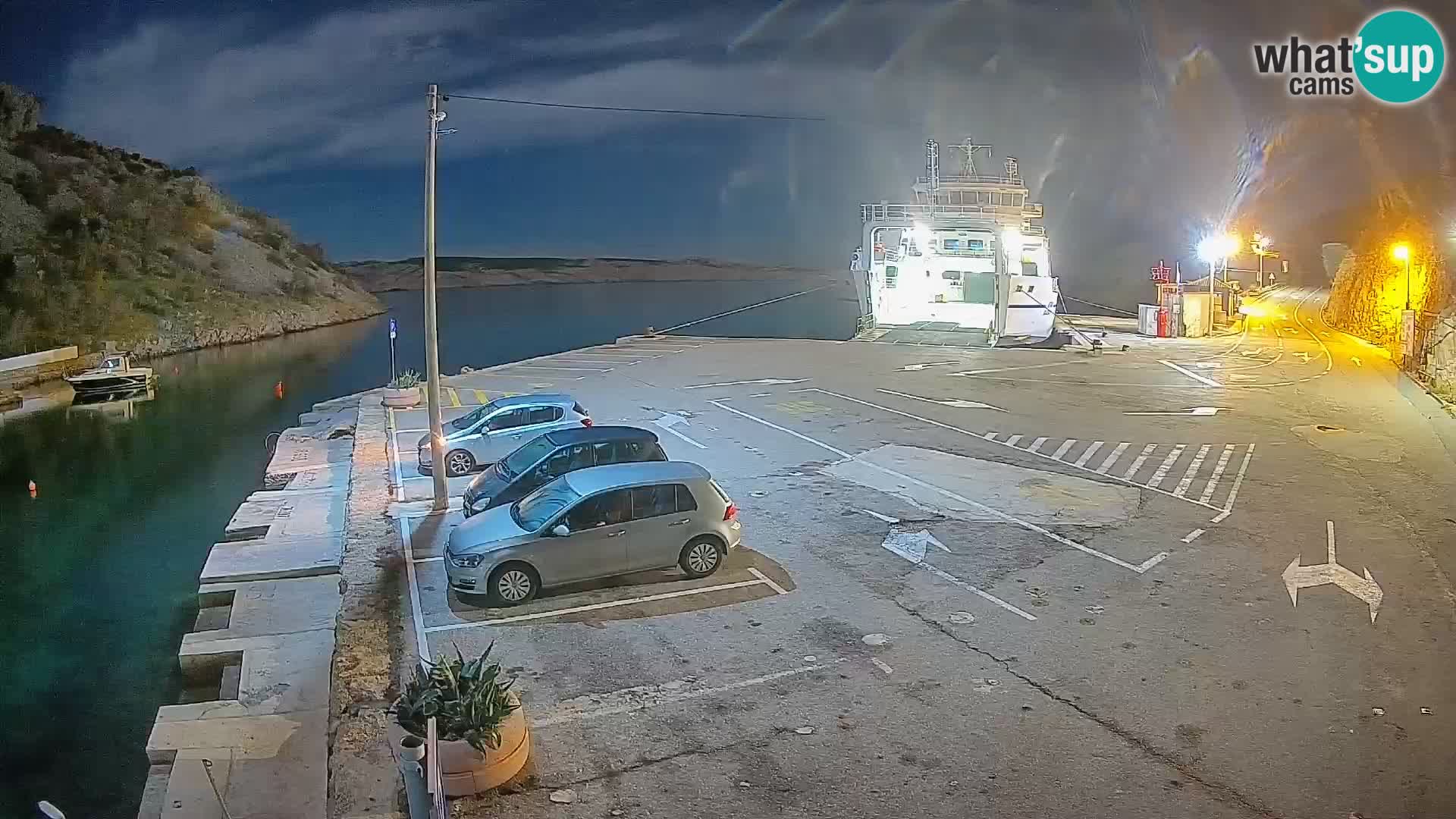 Spletna kamera trajektno pristanišče Prizna – proti otoku Pag