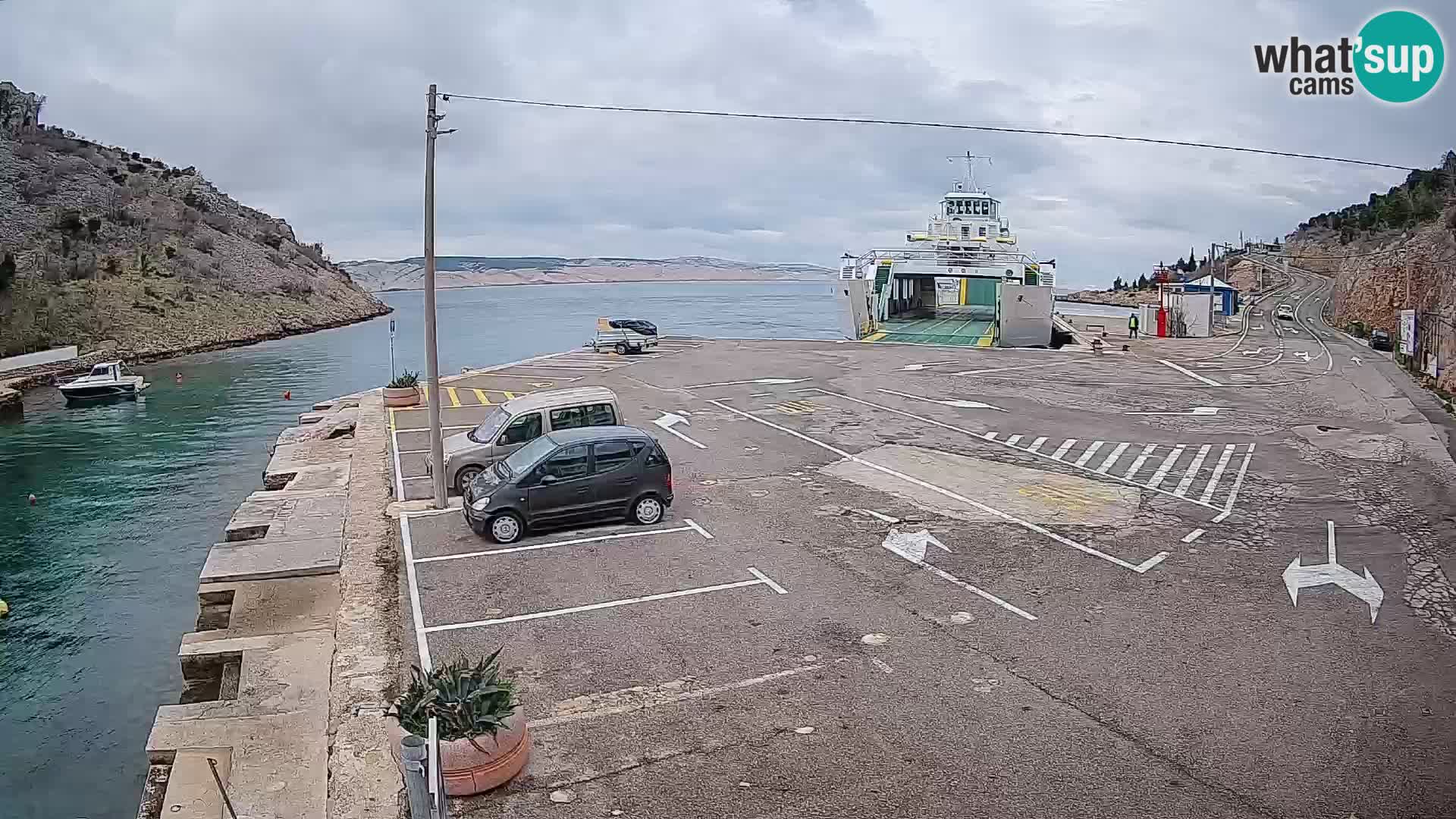 Spletna kamera trajektno pristanišče Prizna – proti otoku Pag