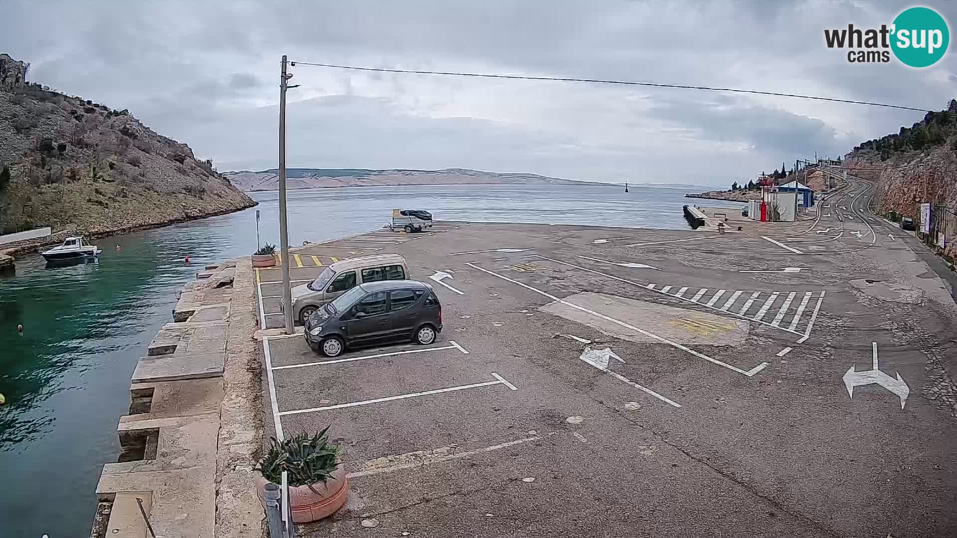 Spletna kamera trajektno pristanišče Prizna – proti otoku Pag