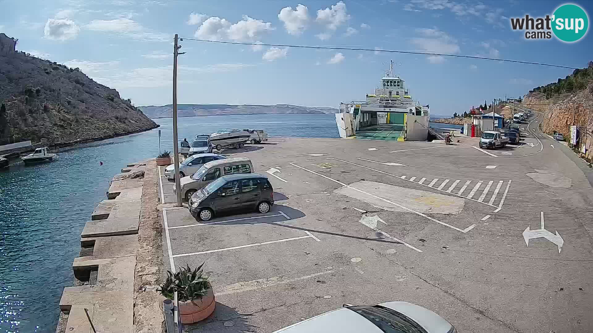 Spletna kamera trajektno pristanišče Prizna – proti otoku Pag