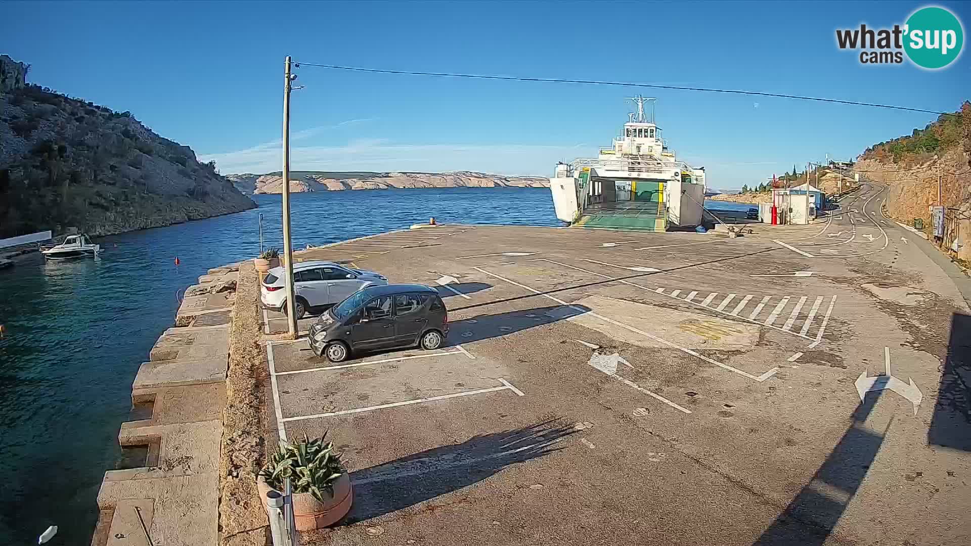 Webcam del puerto de ferris de Prizna – hacia la isla de Pag