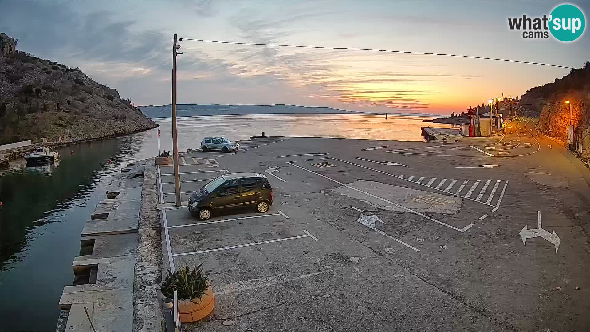 Spletna kamera trajektno pristanišče Prizna – proti otoku Pag