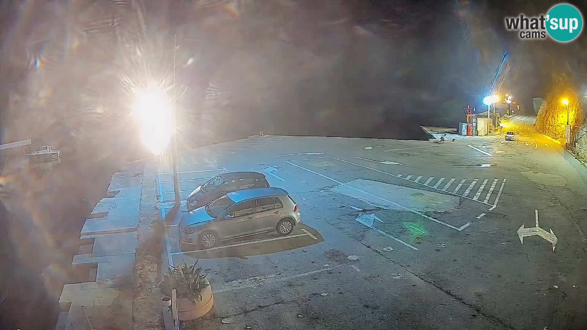 Spletna kamera trajektno pristanišče Prizna – proti otoku Pag