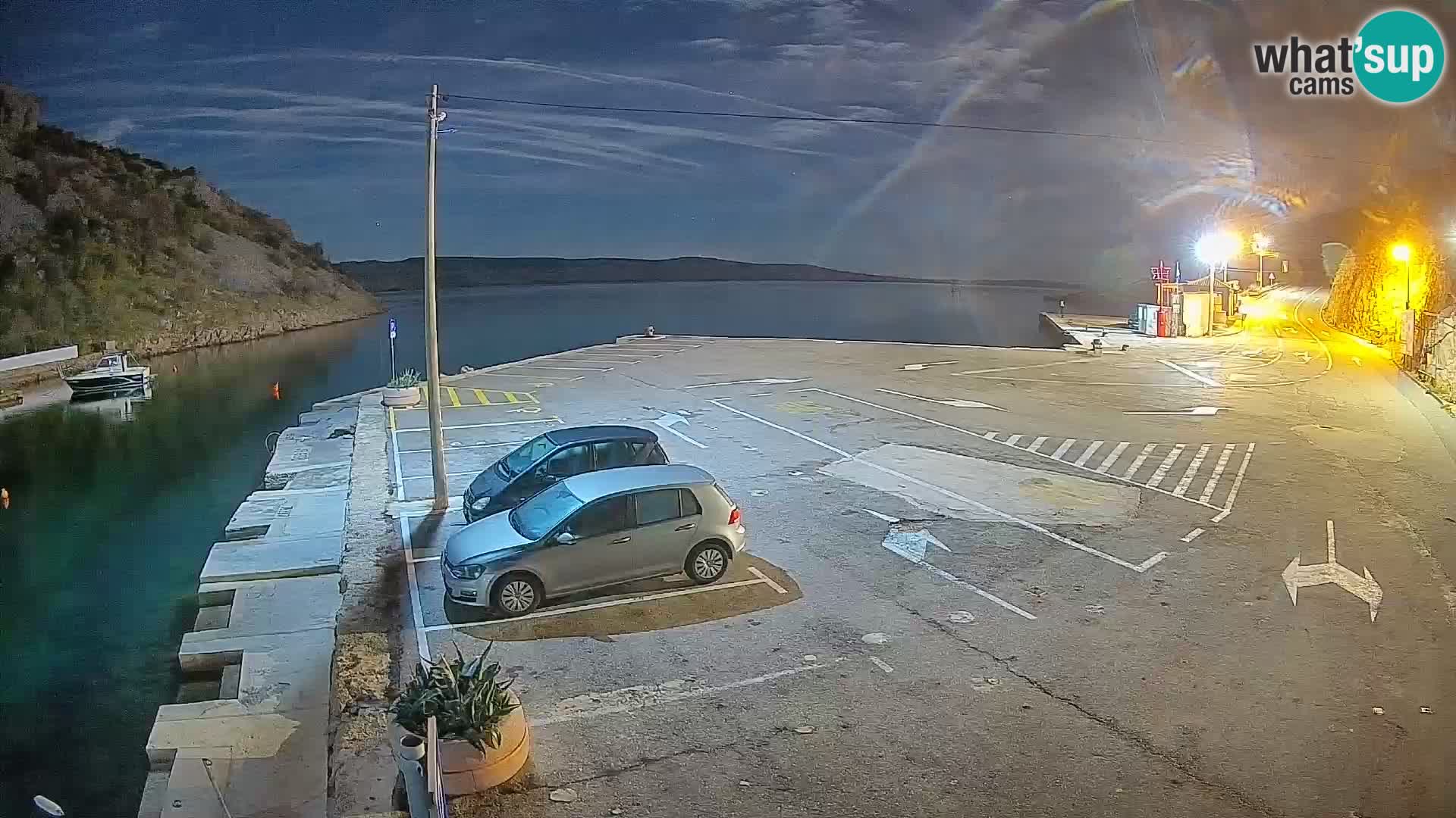 Spletna kamera trajektno pristanišče Prizna – proti otoku Pag