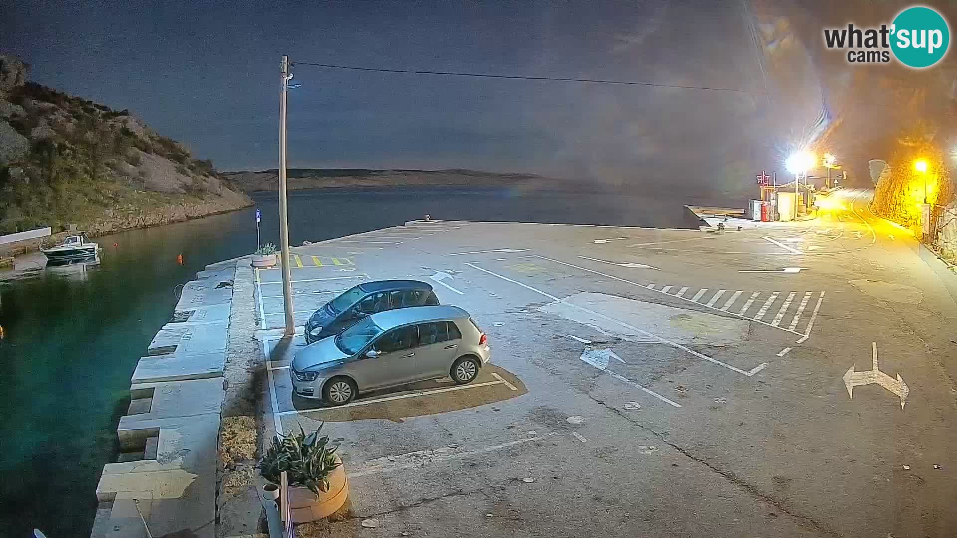 Spletna kamera trajektno pristanišče Prizna – proti otoku Pag