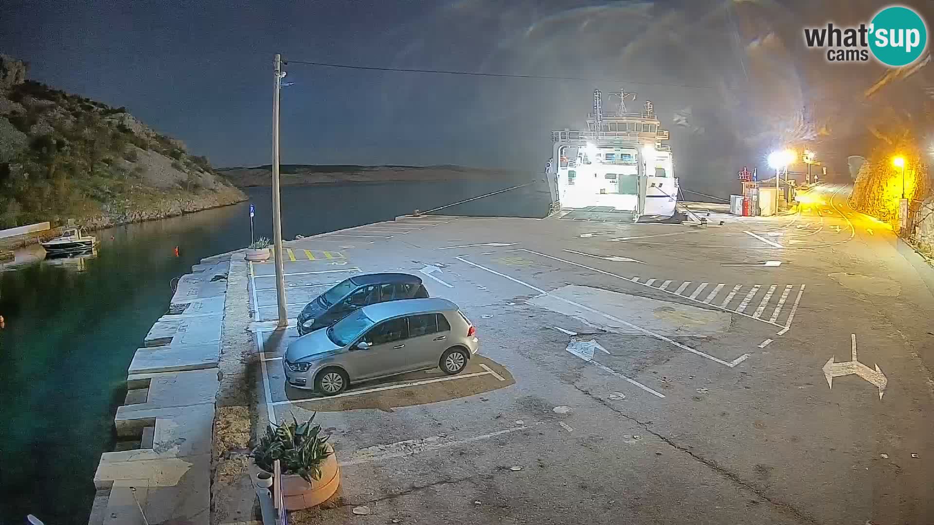 Spletna kamera trajektno pristanišče Prizna – proti otoku Pag