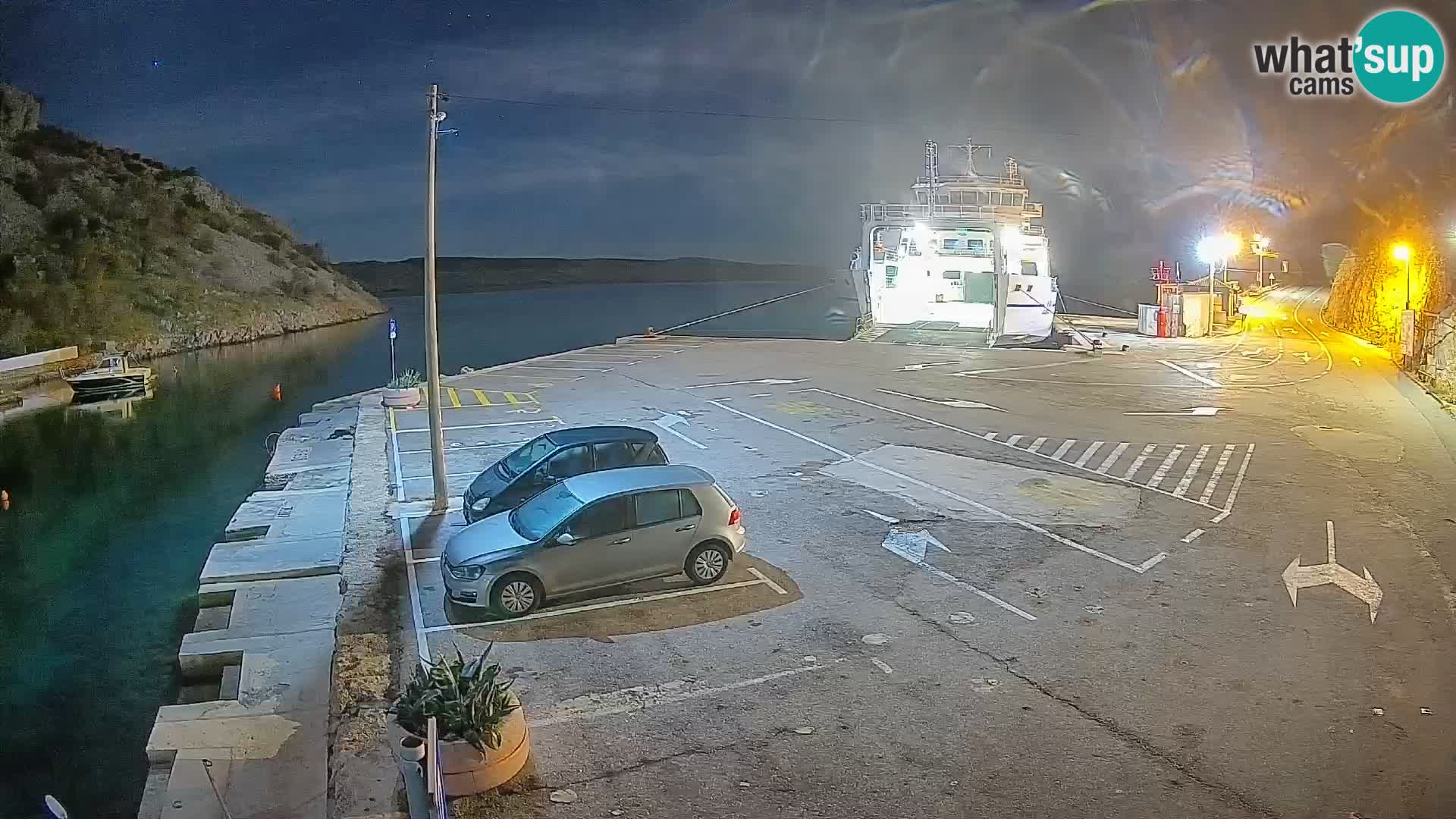 Spletna kamera trajektno pristanišče Prizna – proti otoku Pag