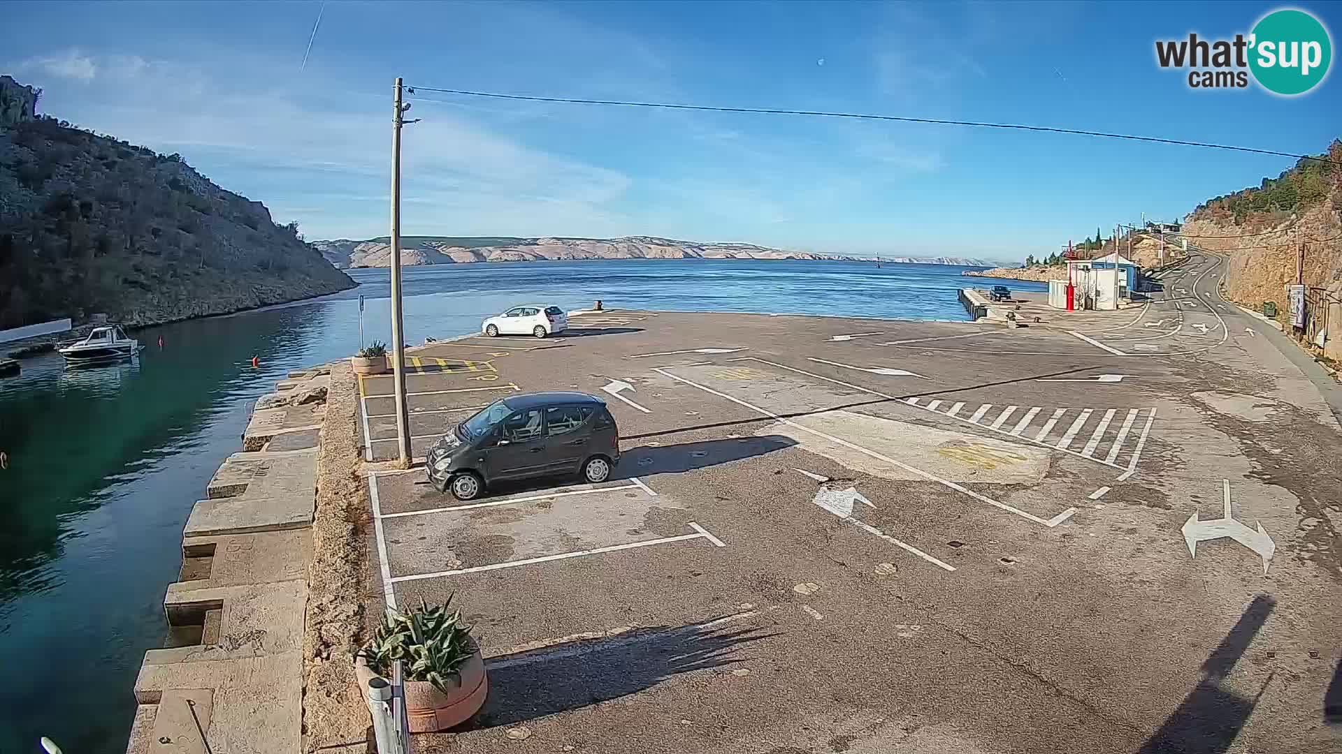 Spletna kamera trajektno pristanišče Prizna – proti otoku Pag