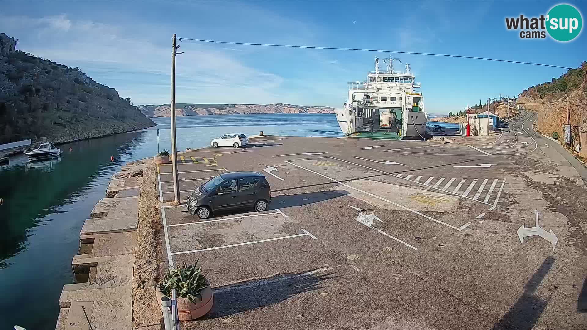 Spletna kamera trajektno pristanišče Prizna – proti otoku Pag