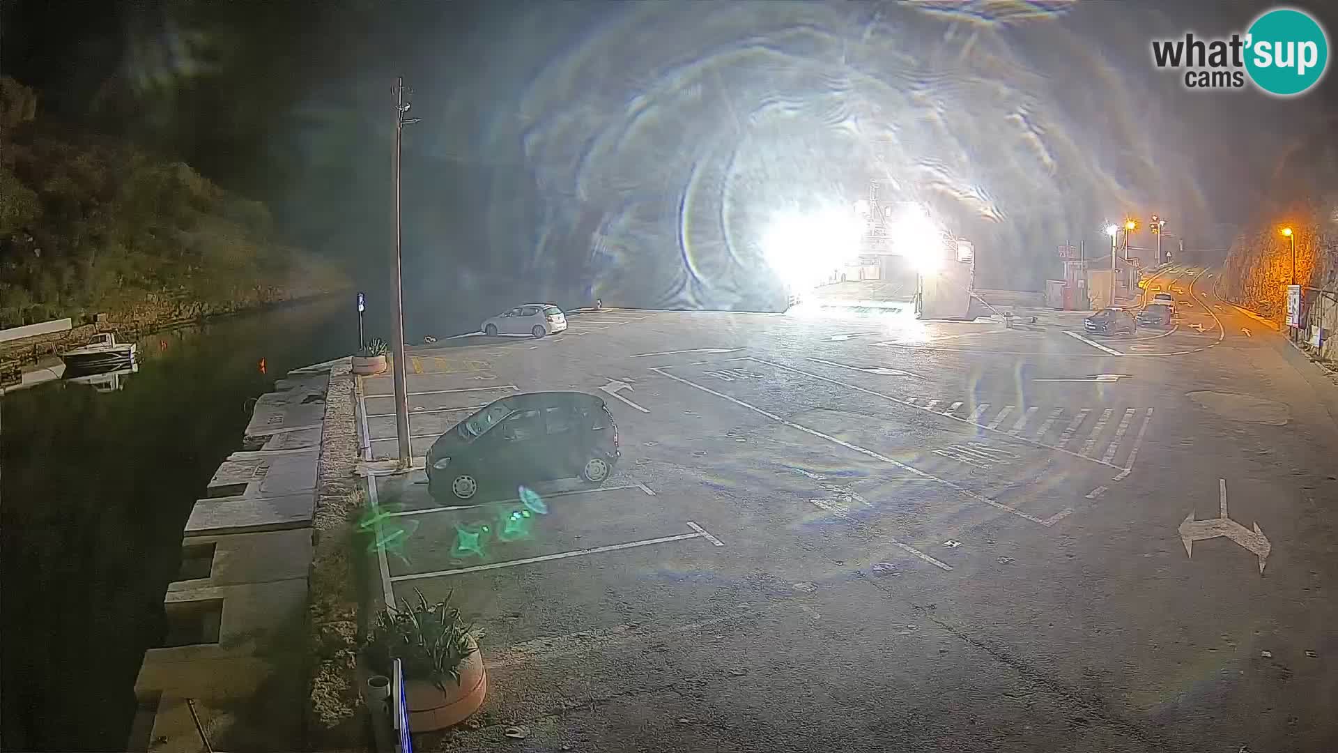 Spletna kamera trajektno pristanišče Prizna – proti otoku Pag