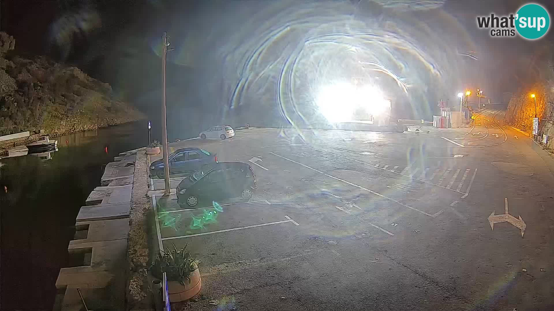 Spletna kamera trajektno pristanišče Prizna – proti otoku Pag