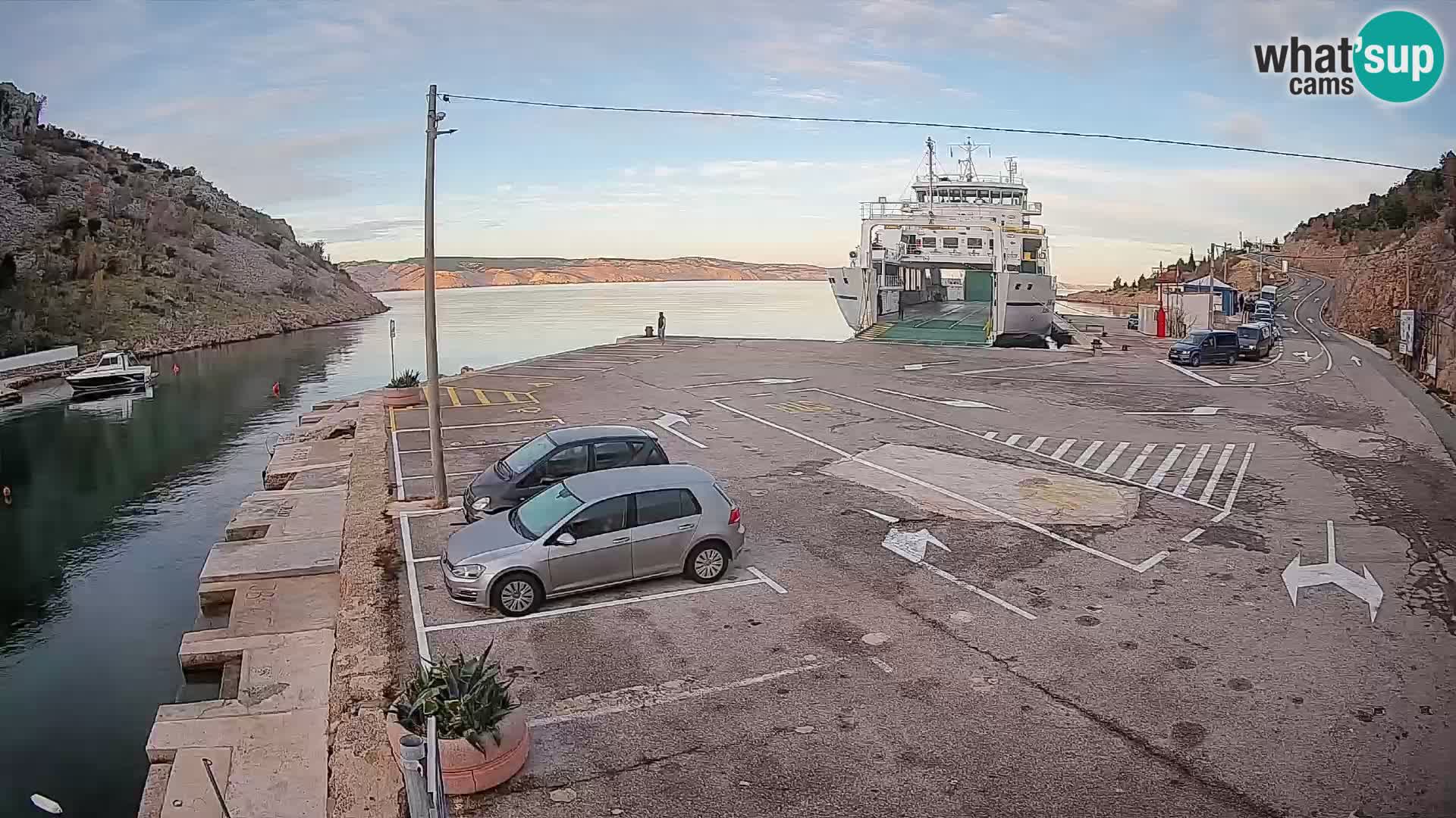 Webcam del puerto de ferris de Prizna – hacia la isla de Pag