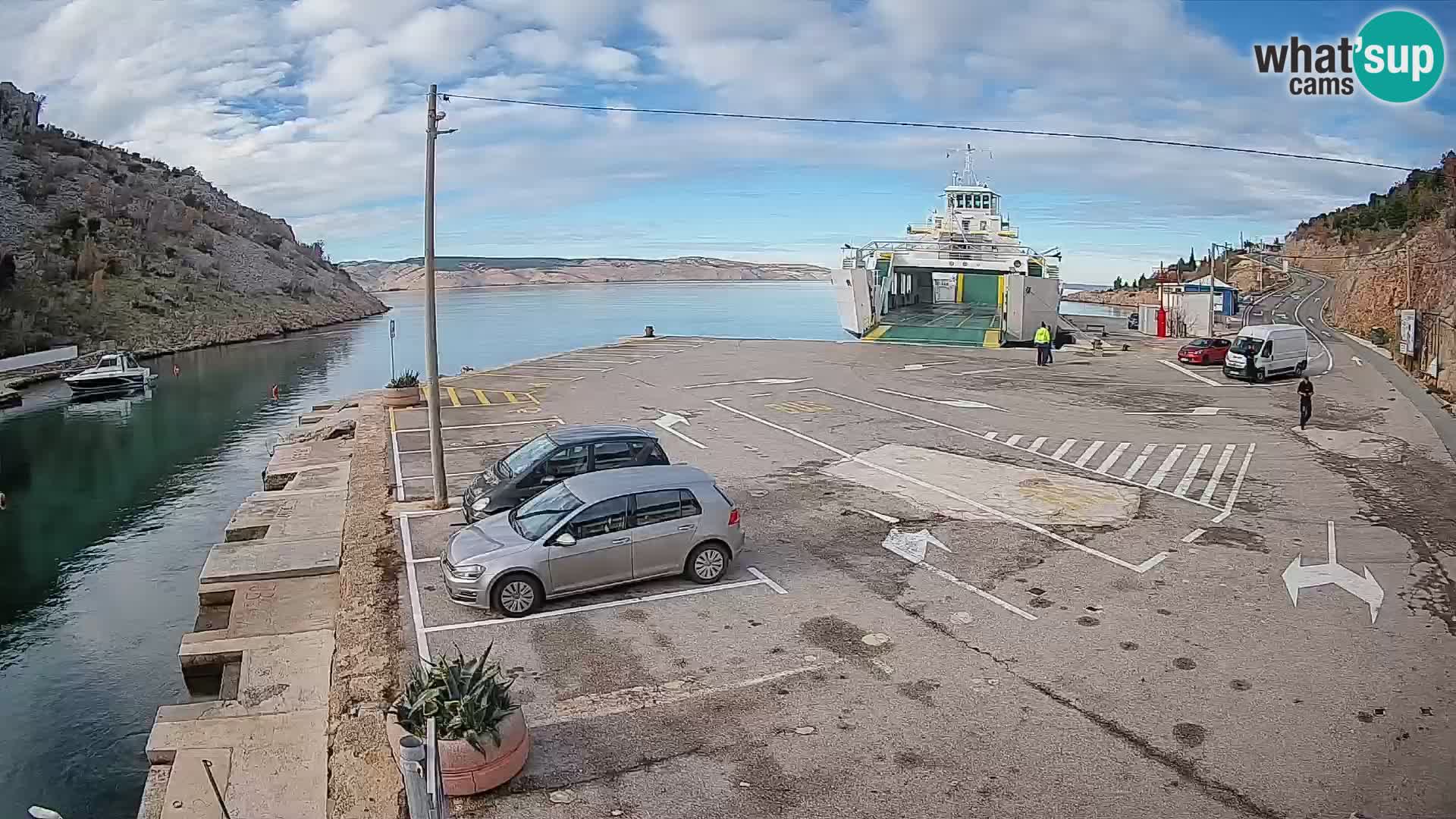 Spletna kamera trajektno pristanišče Prizna – proti otoku Pag