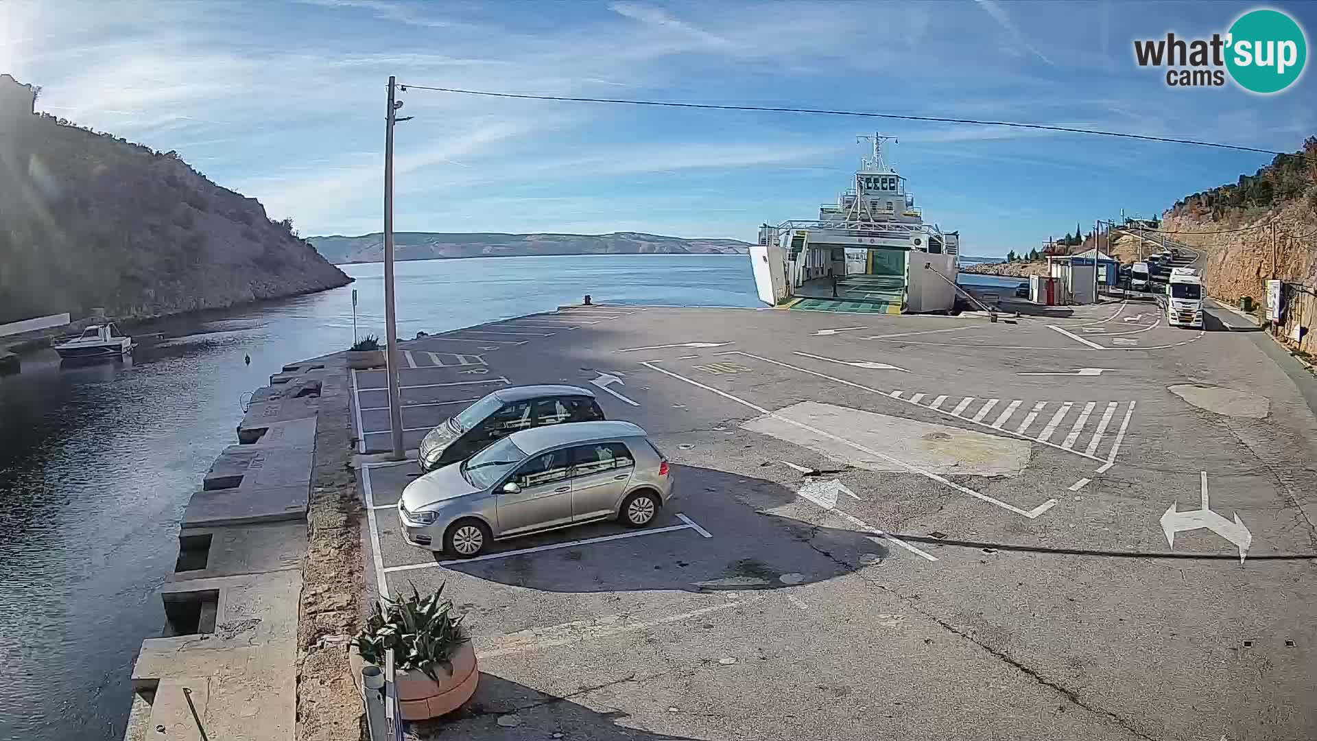 Spletna kamera trajektno pristanišče Prizna – proti otoku Pag