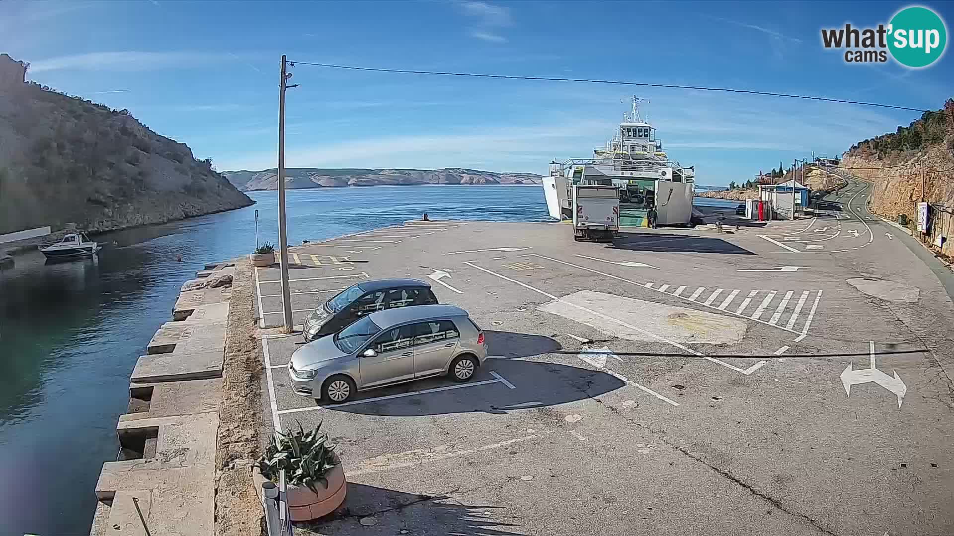 Spletna kamera trajektno pristanišče Prizna – proti otoku Pag