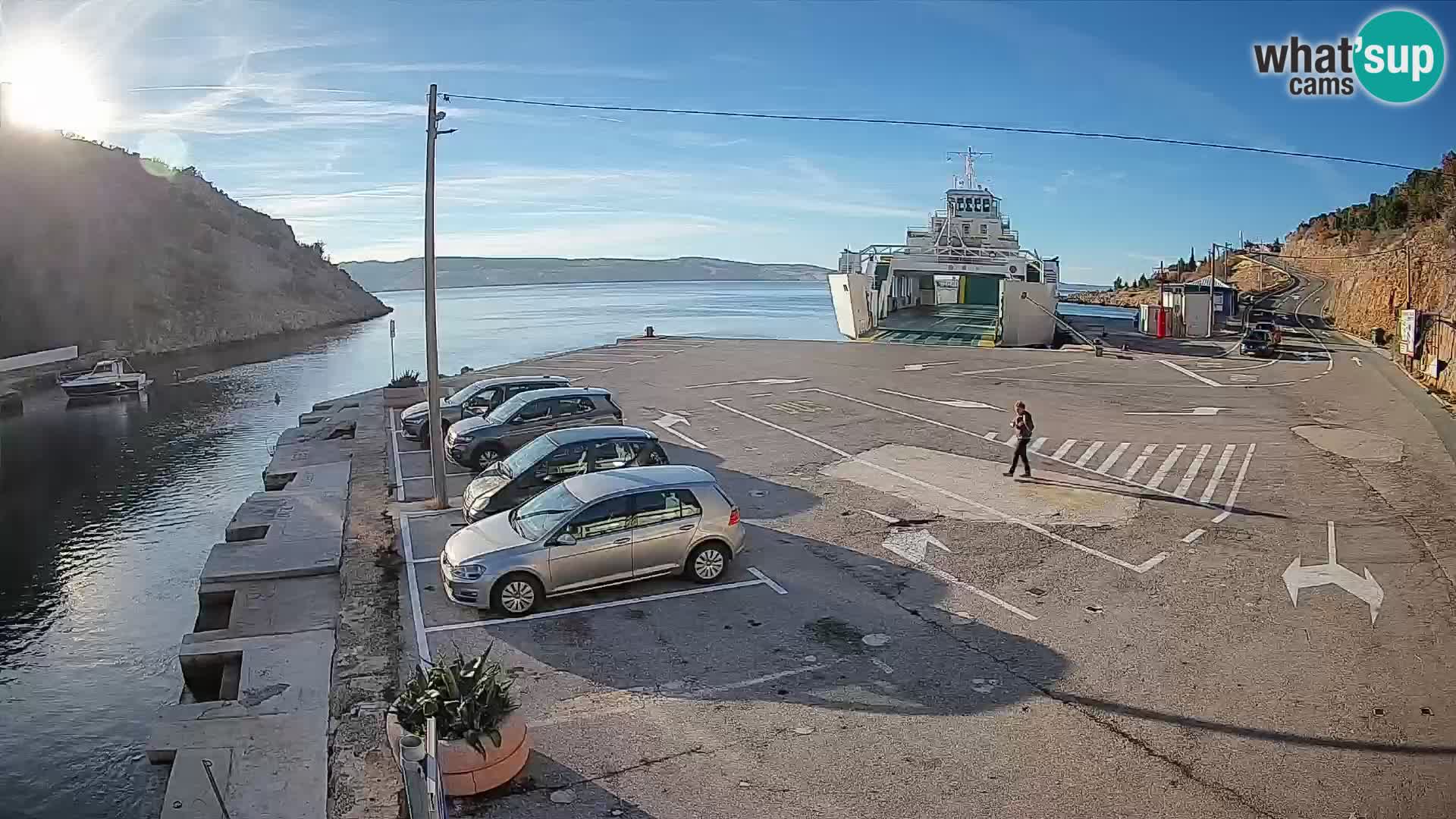 Spletna kamera trajektno pristanišče Prizna – proti otoku Pag