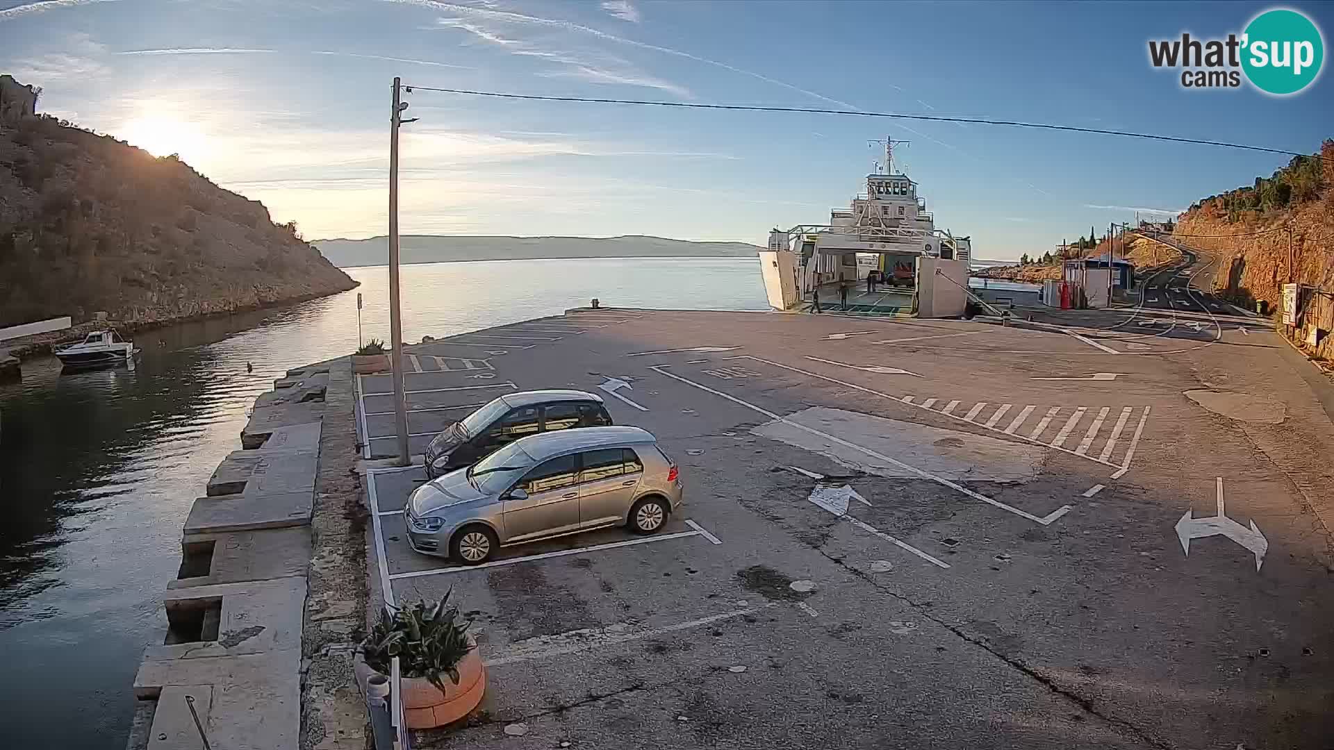 Spletna kamera trajektno pristanišče Prizna – proti otoku Pag