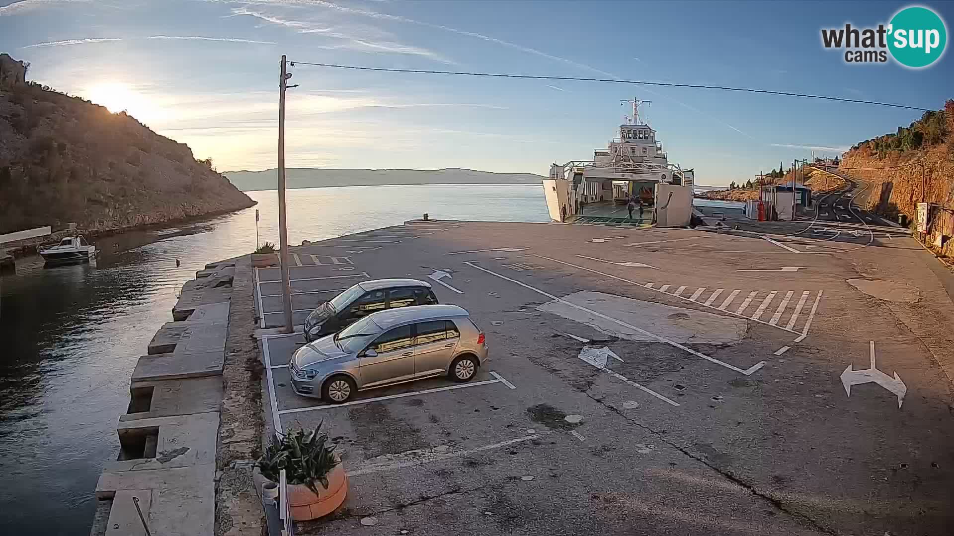 Spletna kamera trajektno pristanišče Prizna – proti otoku Pag